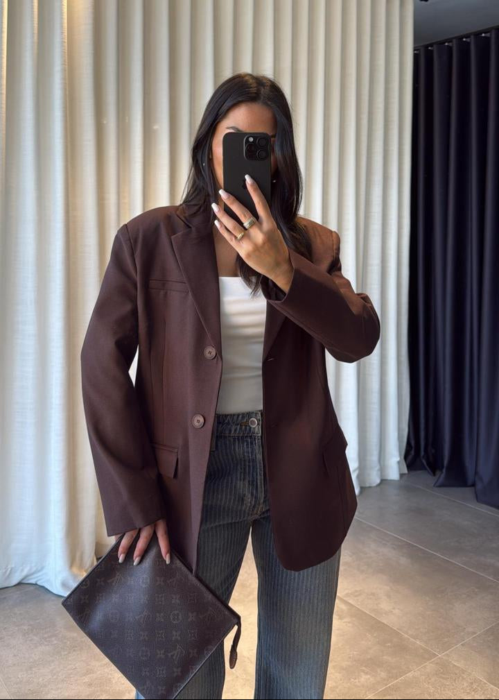 Blazer oversize femme marron
Veste blazer femme marron chocolat
Blazer décontracté chic marron
Blazer ample marron
Mode féminine tendance marron
Vêtement professionnel femme
Blazer pour tous les jours
Style casual chic femme
Blazer élégant marron
Nouvelle collection blazer
Garde-robe capsule
Veste mi-saison femme
Blazer fashion
Look moderne femme
Blazer confortable marron
