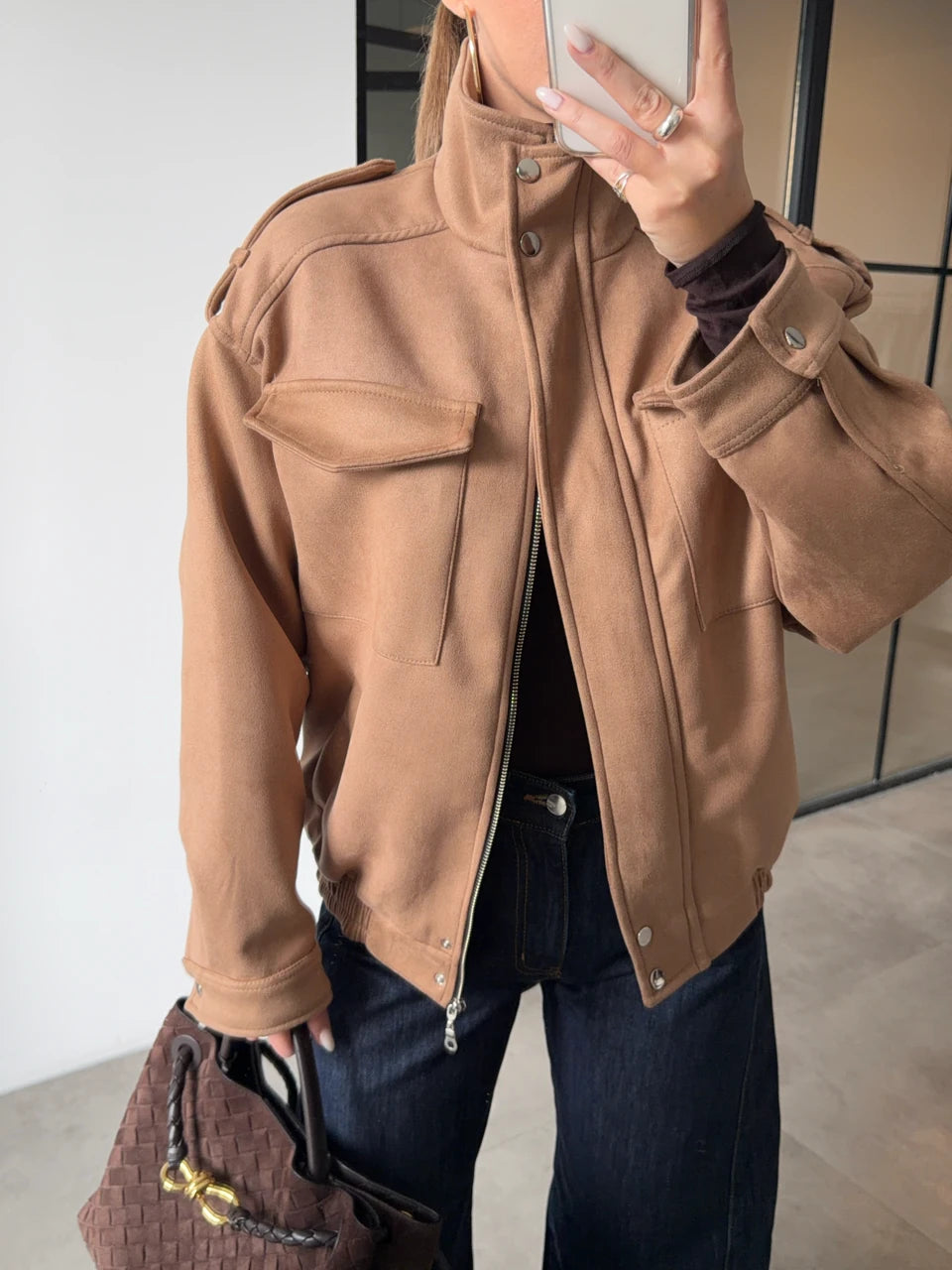 Marque/Produit : Blouson femme, bomber femme, veste simili cuir, veste marron, veste col montant, blouson motard (si les détails s'y prêtent).
Style/Esthétique : Moderne, urbain, casual chic, edgy, décontracté, tendance, streetwear, masculin-féminin.