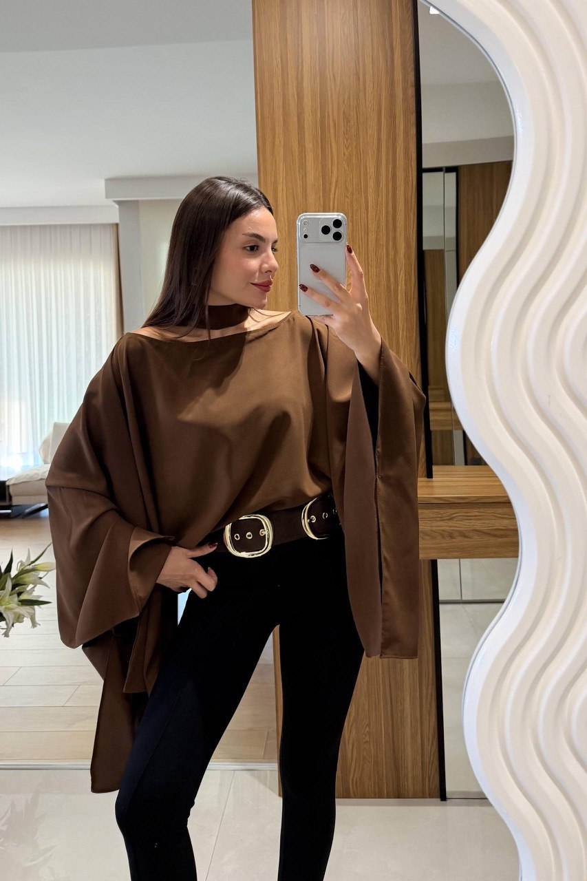 Type de produit : Chemisier cape, blouse fluide, top ample, chemisier asymétrique (si applicable), tunique femme.
Style : Élégant, chic, sophistiqué, moderne, tendance, bohème chic, décontracté chic, tenue de soirée, look professionnel (avec les bons accessoires).
Couleur : Marron, chocolat, marron glacé, bicolore, contrastant.
Caractéristiques : Coupe fluide, manches chauve-souris (ou larges), col châle, col superposé, détail de nouage, drapé élégant, ceinture non incluse (si c'est le cas).
Matière (suppos