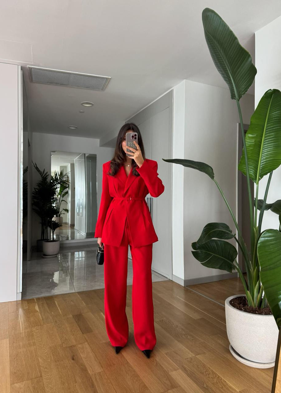 Ensemble Tailleur Rouge– Blazer Cintrée Ceinturée & Pantalon Fluide Taille Haute