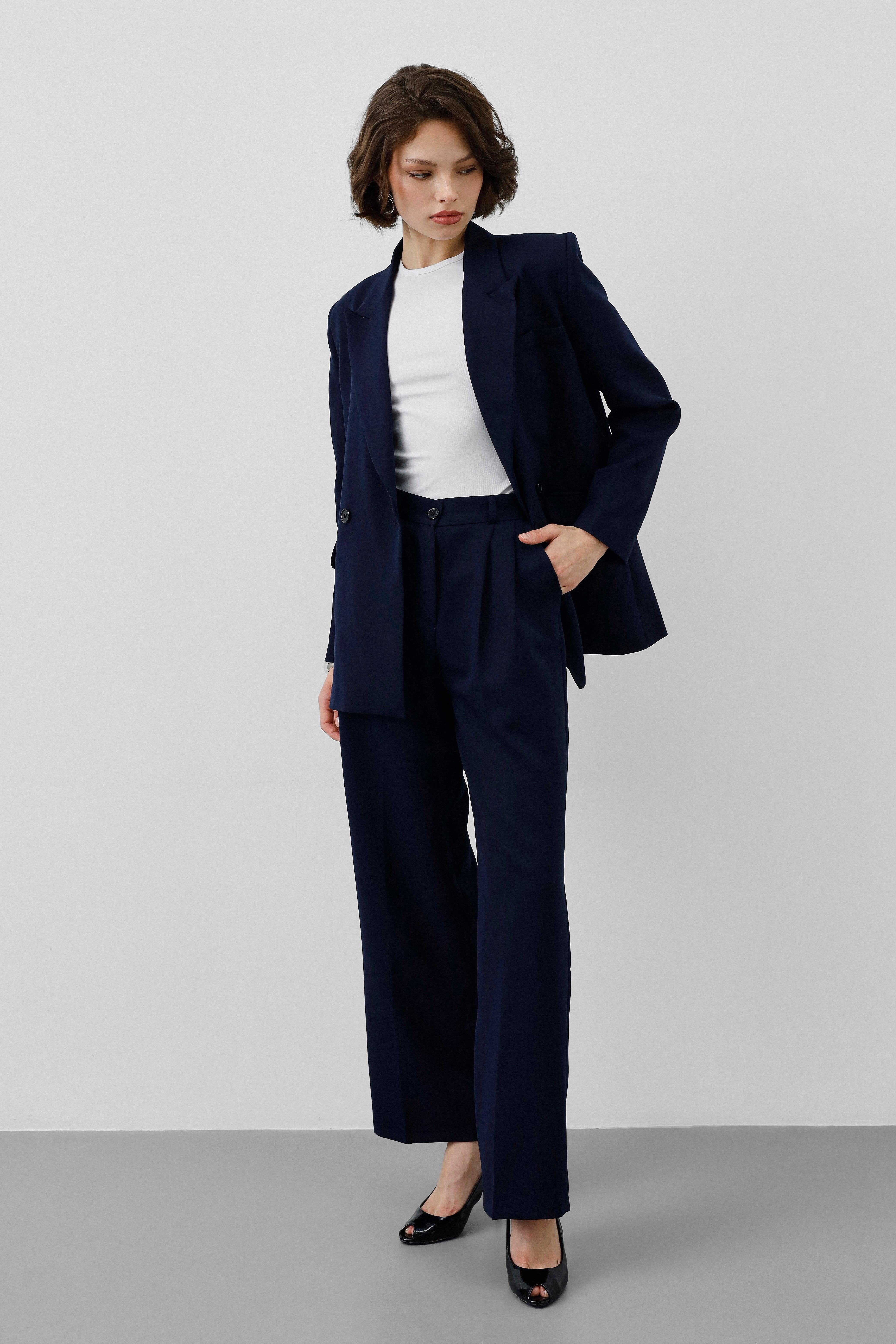 Ensemble Minuit Signature femme, blazer structuré, pantalon fluide, bleu nuit, élégant, tailoring