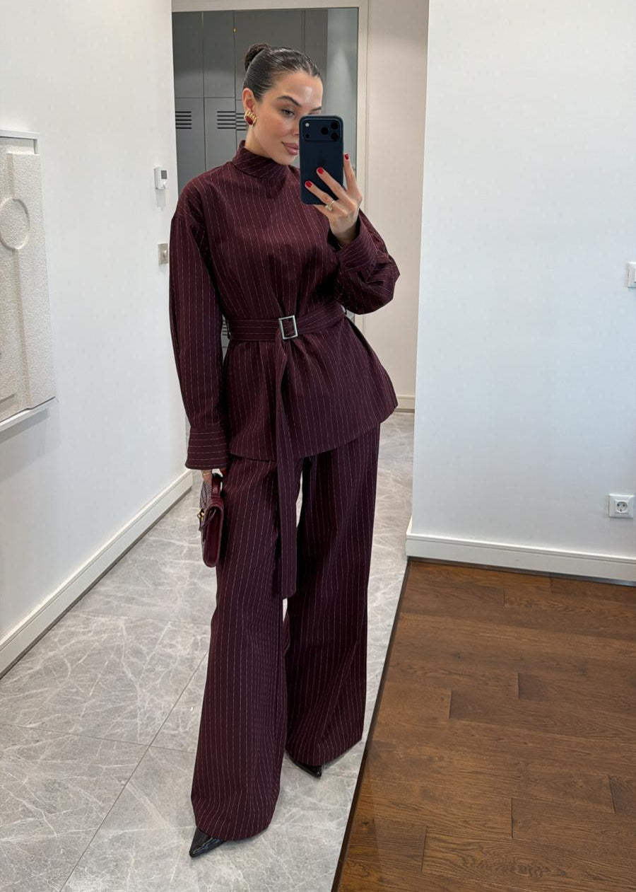 Marque/Produit : Ensemble femme, deux pièces femme, tailleur pantalon fluide, blouse longue et pantalon, ensemble rayé, pinstripe femme, ensemble noir/bleu marine.
Style/Esthétique : Chic, élégant, sophistiqué, moderne, tendance, professionnel, business, décontracté chic, androgyne.
