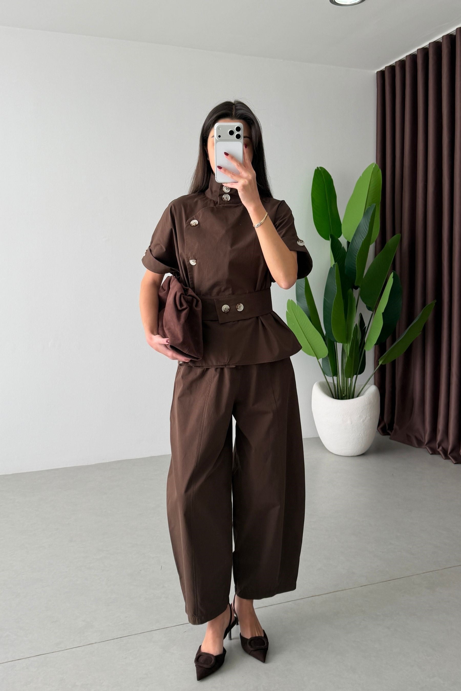 Ensemble Sienna Atelier femme, veste structurée col montant, pantalon ample, brun cacao, boutons contrastés, taille marquée