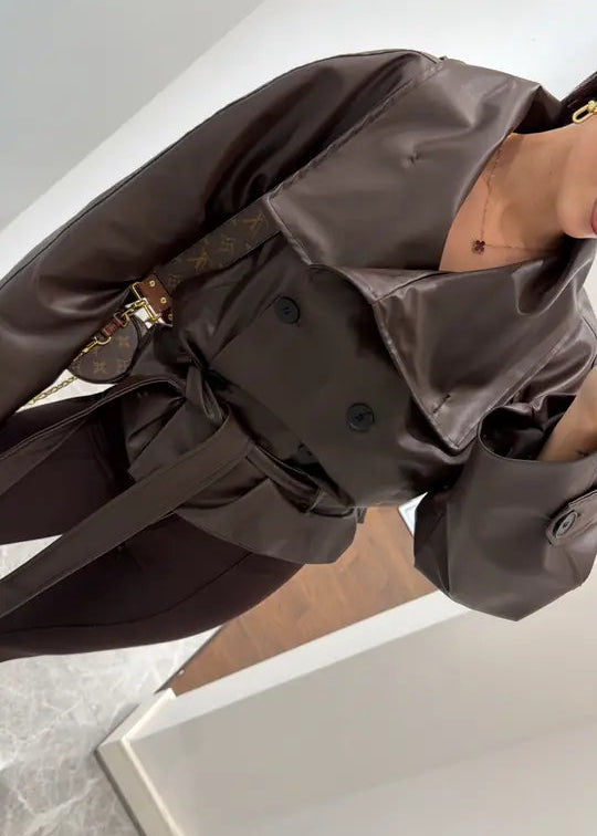 Marque/Produit : Veste femme, blouson femme, veste croisée, veste simili cuir, veste marron, veste ceinturée, veste biker (si le style s'y prête).
Style/Esthétique : Chic, moderne, tendance, edgy, urbain, sophistiqué, décontracté chic, féminin, affirmé.
Couleur/Matière : Marron chocolat, marron foncé, simili cuir, cuir végétalien, aspect cuir.
Caractéristiques : Col à revers large, double boutonnage, ceinture à nouer, manches longues, poignets boutonnés (si présents), coupe courte, coupe blouson.
Occasion :