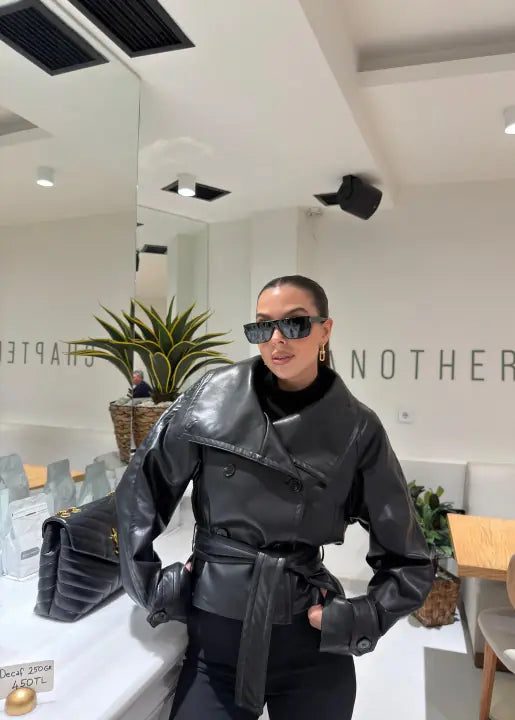 Marque/Produit : Veste femme, blouson femme, veste croisée, veste simili cuir, veste marron, veste ceinturée, veste biker (si le style s'y prête). Style/Esthétique : Chic, moderne, tendance, edgy, urbain, sophistiqué, décontracté chic, féminin,