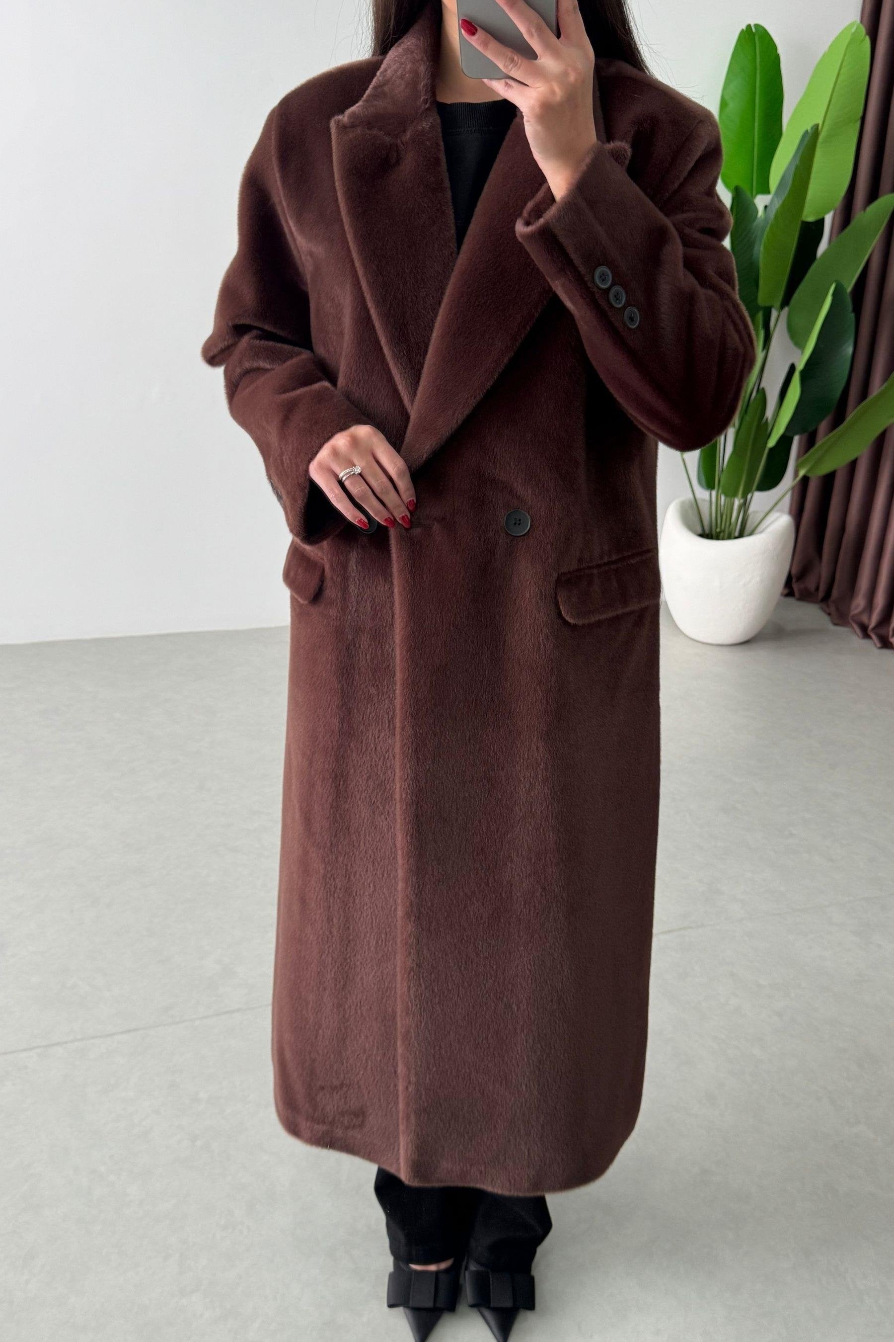 Type de produit : Manteau fausse fourrure, manteau long femme, manteau d'hiver, veste fausse fourrure, pardessus femme.
Style : Élégant, chic, luxueux, cosy, moderne, tendance, hivernal, sophistiqué, décontracté chic.
Couleur : Marron foncé, chocolat, brun, uni.
Caractéristiques : Fausse fourrure douce, col à revers large, coupe droite, longueur midi (ou longue), boutonnage croisé, poches latérales, doublure chaude (à confirmer si c'est le cas), oversize (si c'est le cas).
Matière : Fausse fourrure, polyest