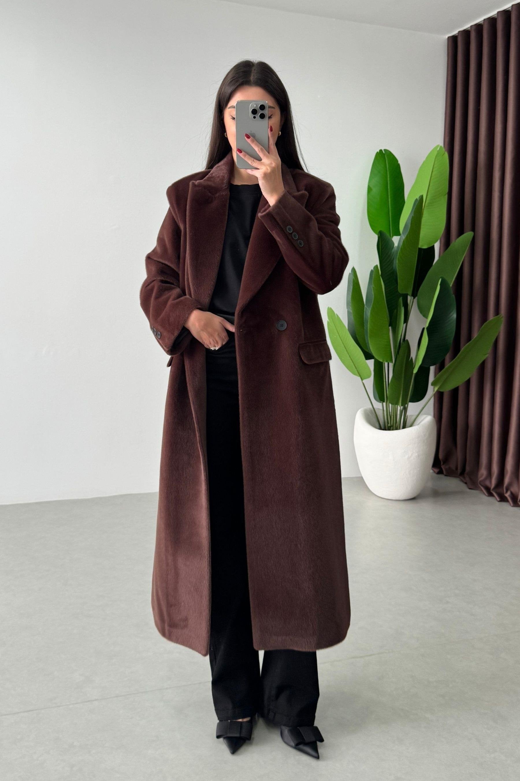 Type de produit : Manteau fausse fourrure, manteau long femme, manteau d'hiver, veste fausse fourrure, pardessus femme.
Style : Élégant, chic, luxueux, cosy, moderne, tendance, hivernal, sophistiqué, décontracté chic.
Couleur : Marron foncé, chocolat, brun, uni.
Caractéristiques : Fausse fourrure douce, col à revers large, coupe droite, longueur midi (ou longue), boutonnage croisé, poches latérales, doublure chaude (à confirmer si c'est le cas), oversize (si c'est le cas).
Matière : Fausse fourrure, polyest