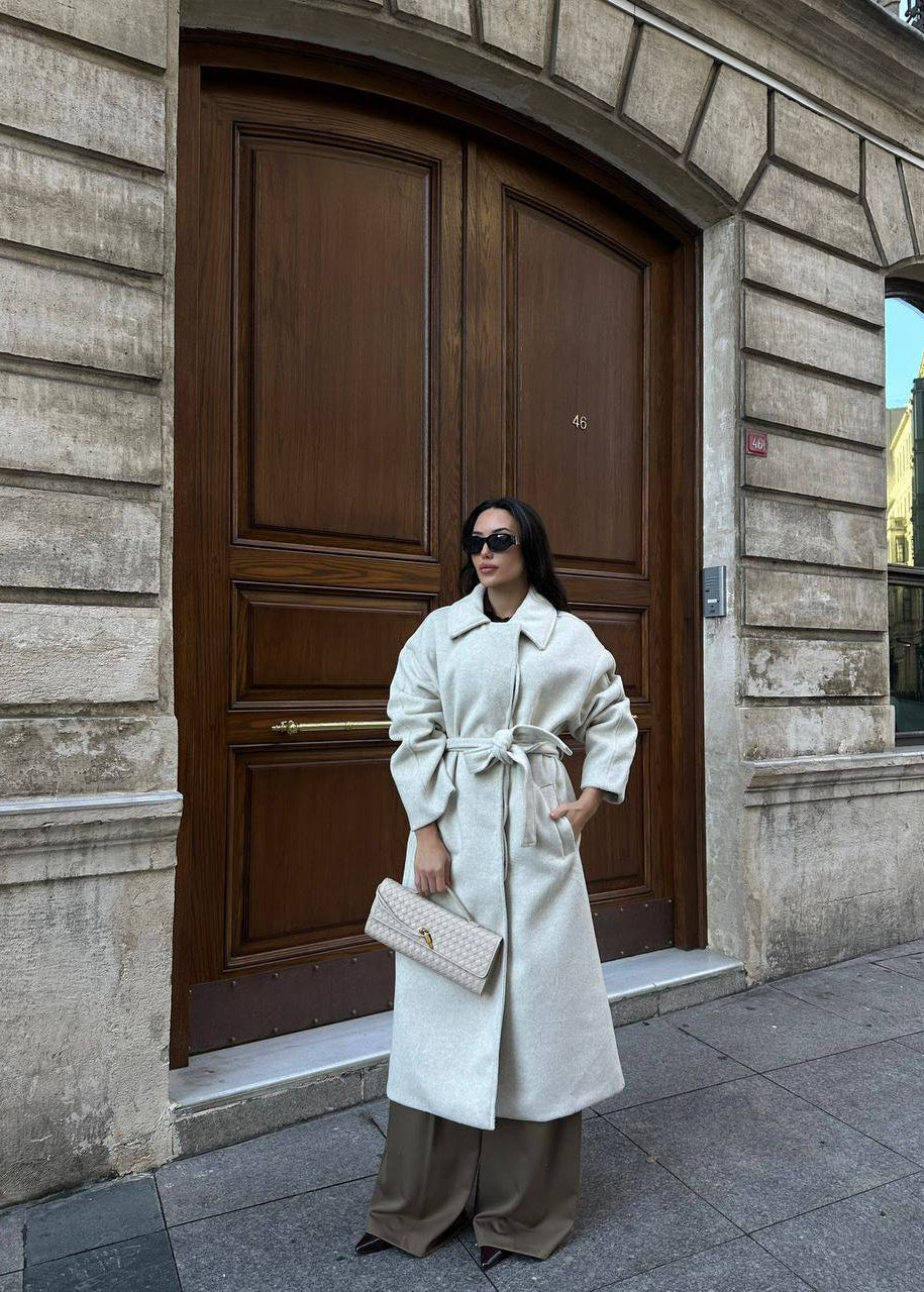 Manteau long femme, manteau oversize, manteau ceinturé, pardessus femme, manteau d'hiver, manteau mi-saison.
Style : Chic, élégant, décontracté, moderne, tendance, sophistiqué, minimaliste, urbain, intemporel, cocooning.
