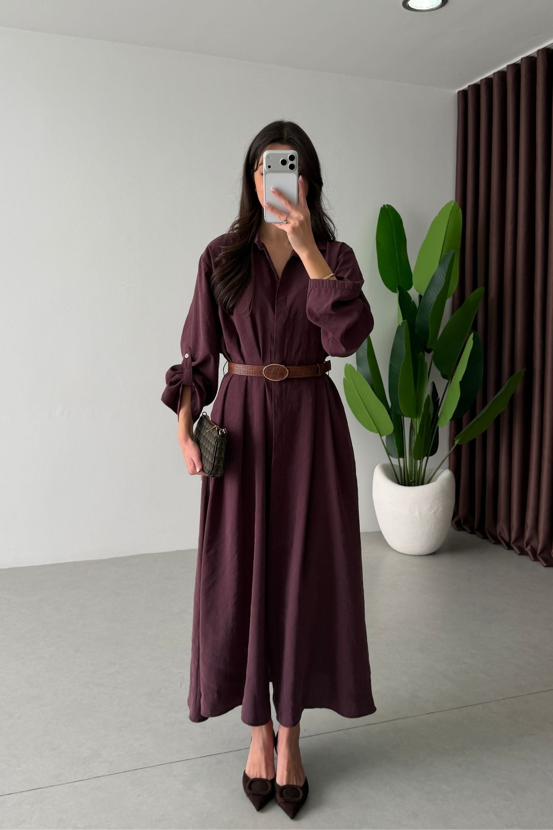 Robe Sienna Bordeaux femme, longue, fluide, bordeaux profond, col chemise, ceinture fine, satinée