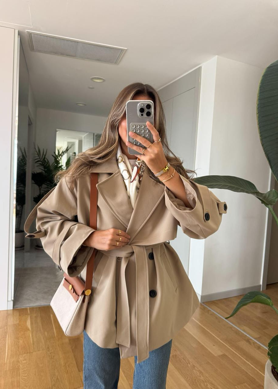 Trench court femme beige
Trench beige classique
Manteau mi-saison femme
Trench ceinturé beige
Veste élégante femme
Mode féminine tendance
Outerwear beige
Style chic décontracté
Trench intemporel
Vêtements femme polyvalents
Manteau léger femme
Collection trench beige
Trench fashion
Garde-robe printemps automne
Look classique moderne