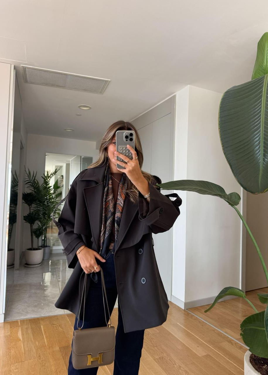 Trench court femme noir
Trench noir élégant
Manteau mi-saison femme
Trench ceinturé noir
Veste chic femme
Mode féminine sophistiquée
Outerwear noir
Style automne-printemps
Trench tendance
Vêtements femme polyvalents
Manteau léger femme
Collection trench noir
Trench fashion
Garde-robe capsule
Look contemporain femme
Basique noir femme