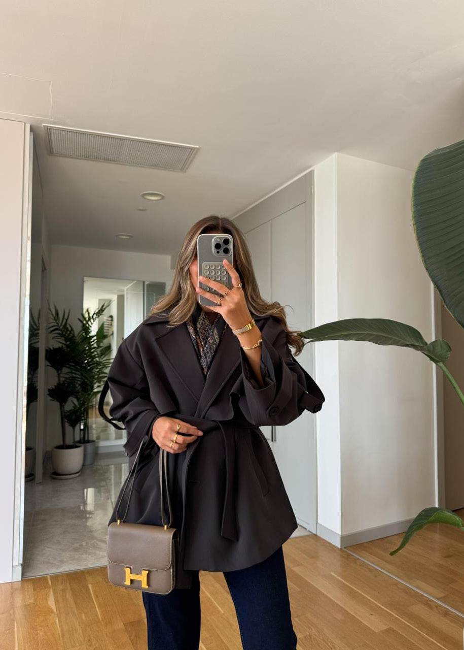 Trench court femme noir
Trench noir élégant
Manteau mi-saison femme
Trench ceinturé noir
Veste chic femme
Mode féminine sophistiquée
Outerwear noir
Style automne-printemps
Trench tendance
Vêtements femme polyvalents
Manteau léger femme
Collection trench noir
Trench fashion
Garde-robe capsule
Look contemporain femme
Basique noir femme