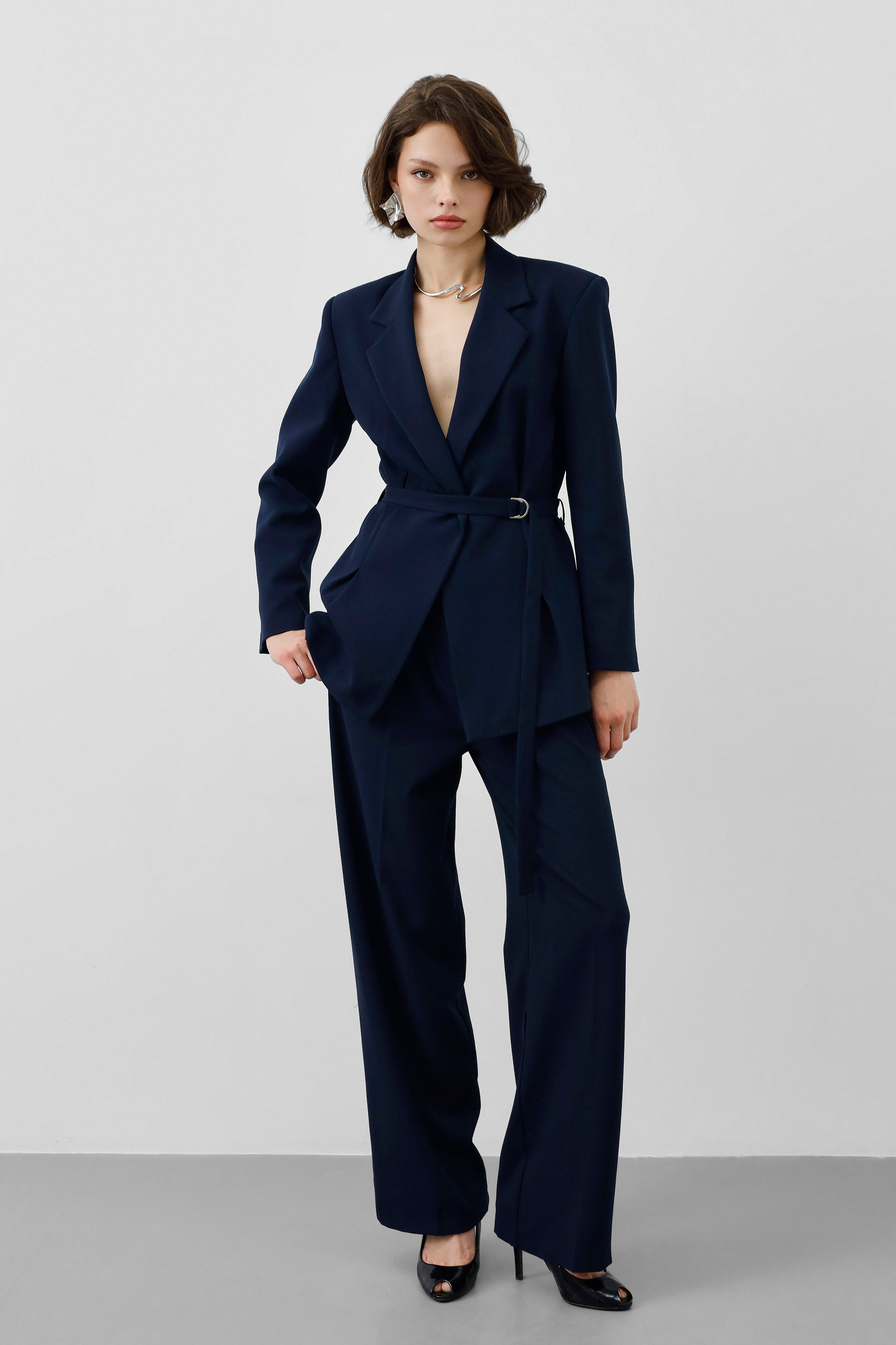 Ensemble Tailleur Bleu nuit – Blazer Cintrée Ceinturée & Pantalon Fluide Taille Haute
