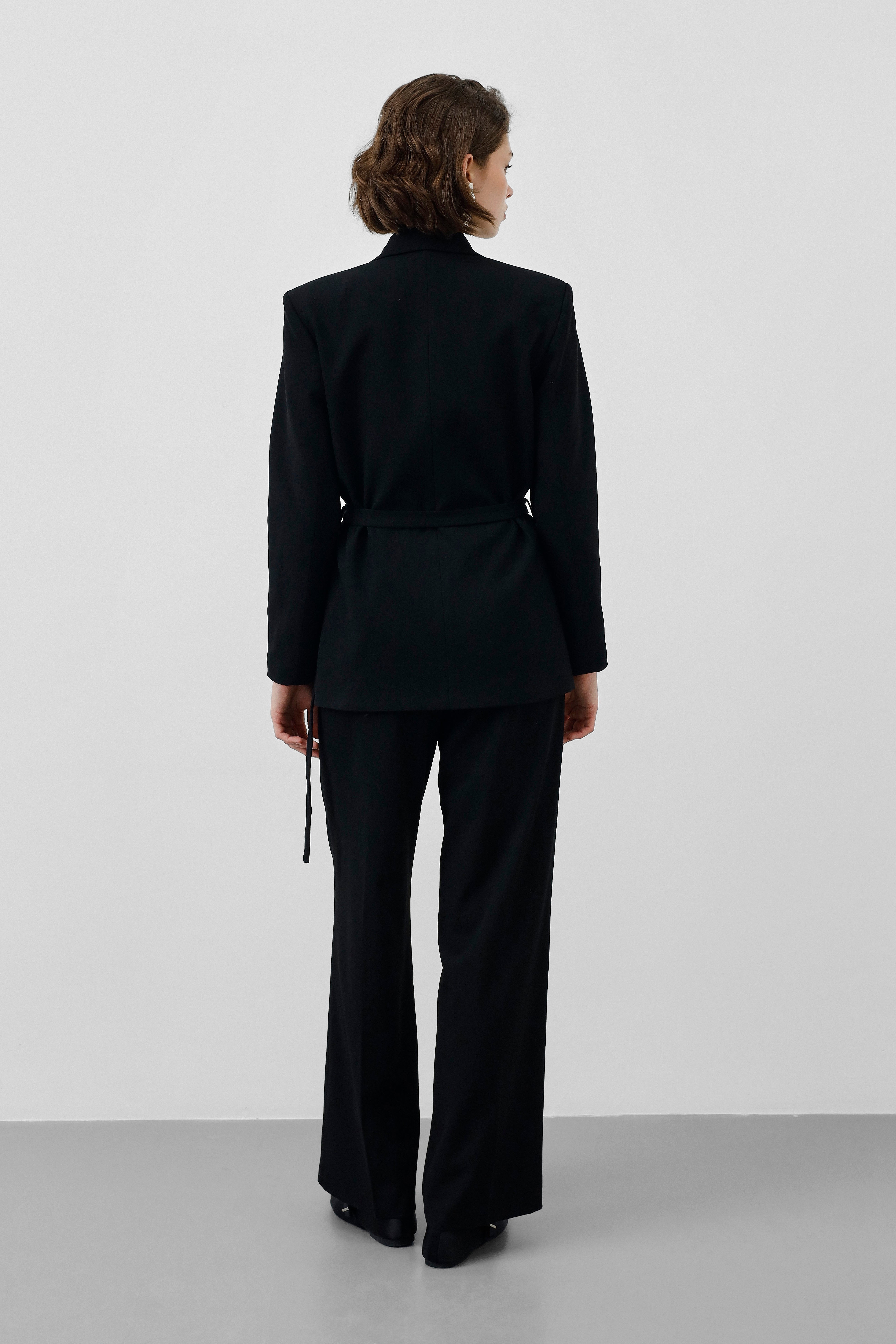 Ensemble Tailleur Noir – Blazer Cintrée Ceinturée & Pantalon Fluide Taille Haute