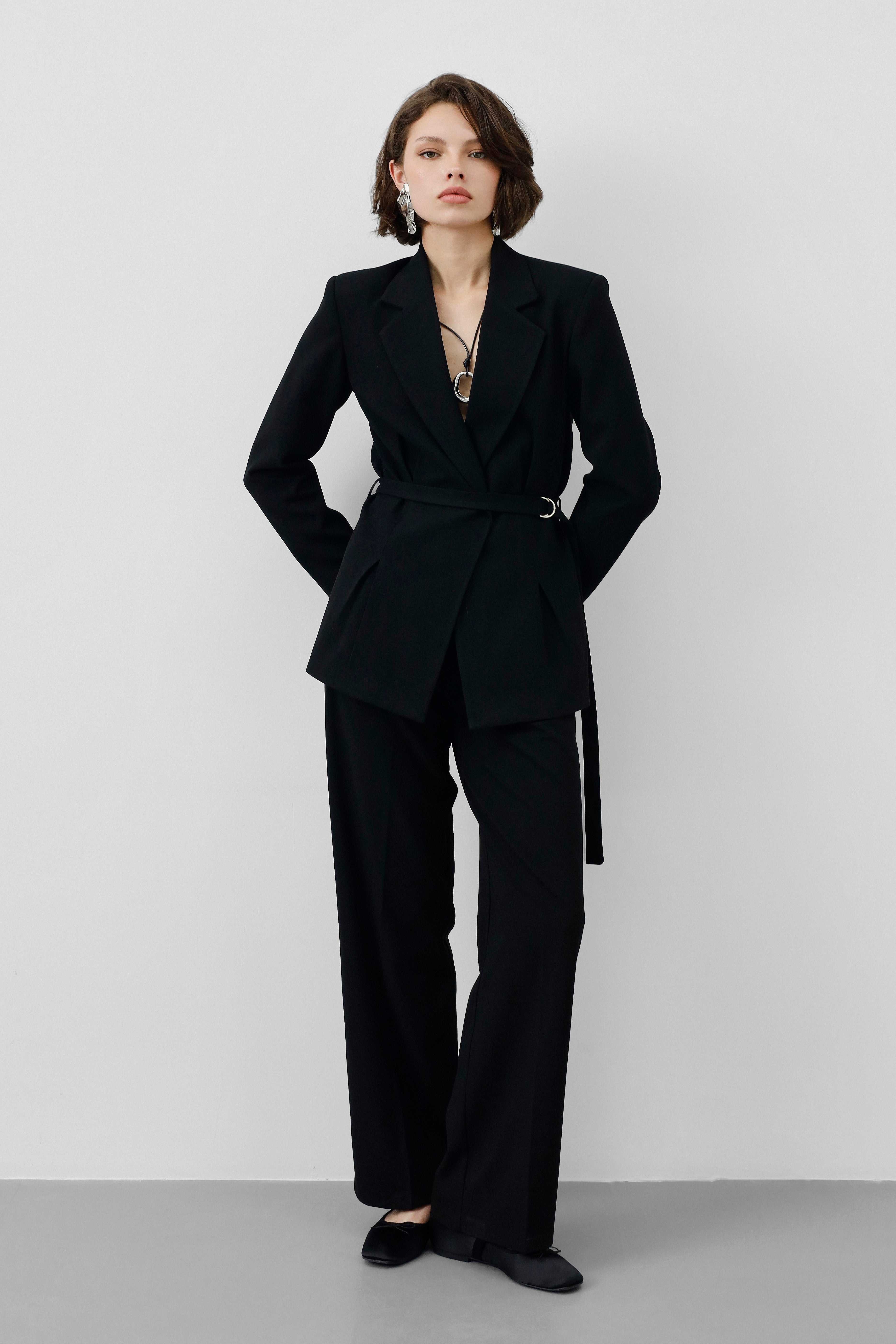 Ensemble Tailleur Noir – Blazer Cintrée Ceinturée & Pantalon Fluide Taille Haute