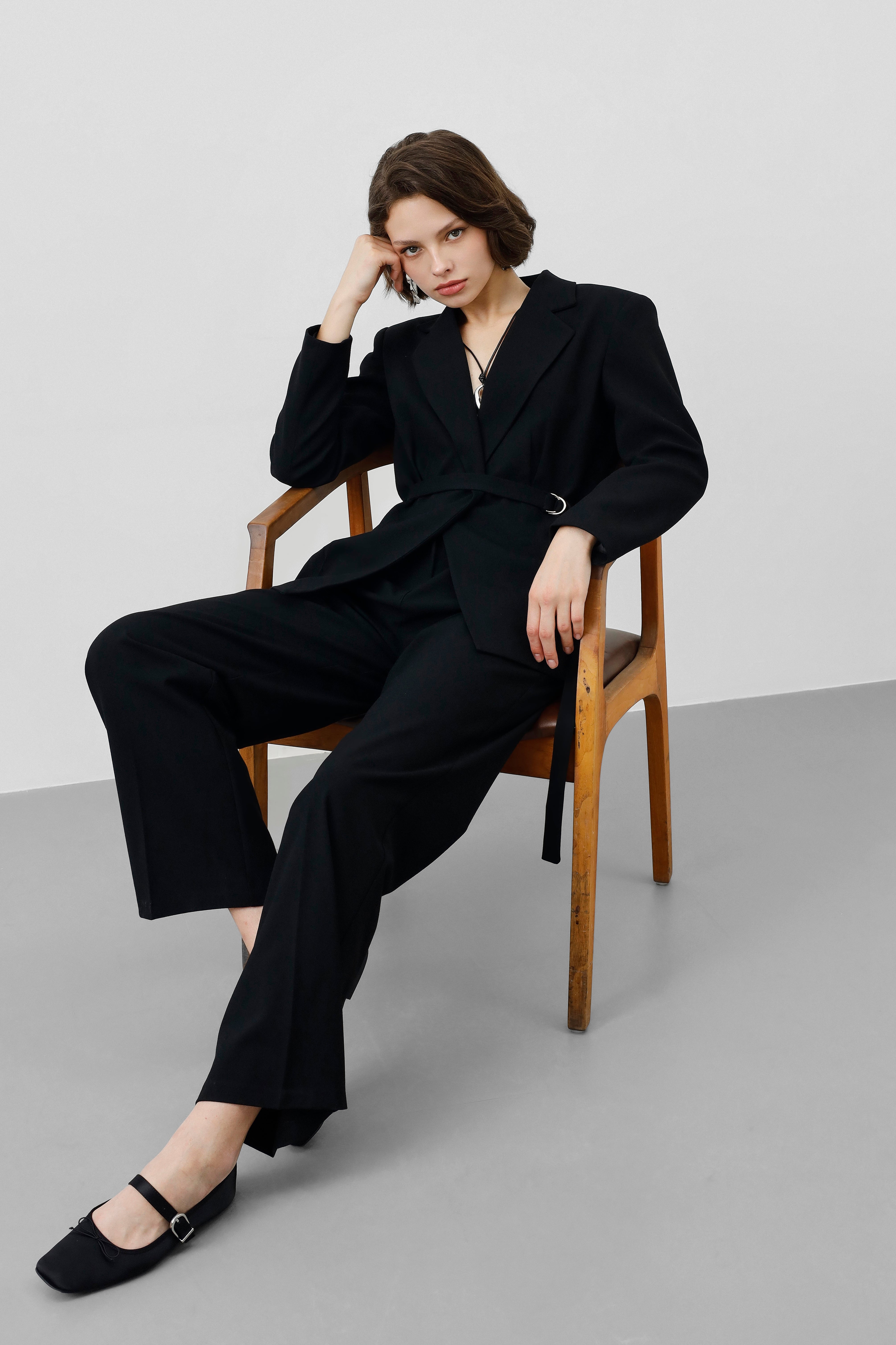 Ensemble Tailleur Noir – Blazer Cintrée Ceinturée & Pantalon Fluide Taille Haute