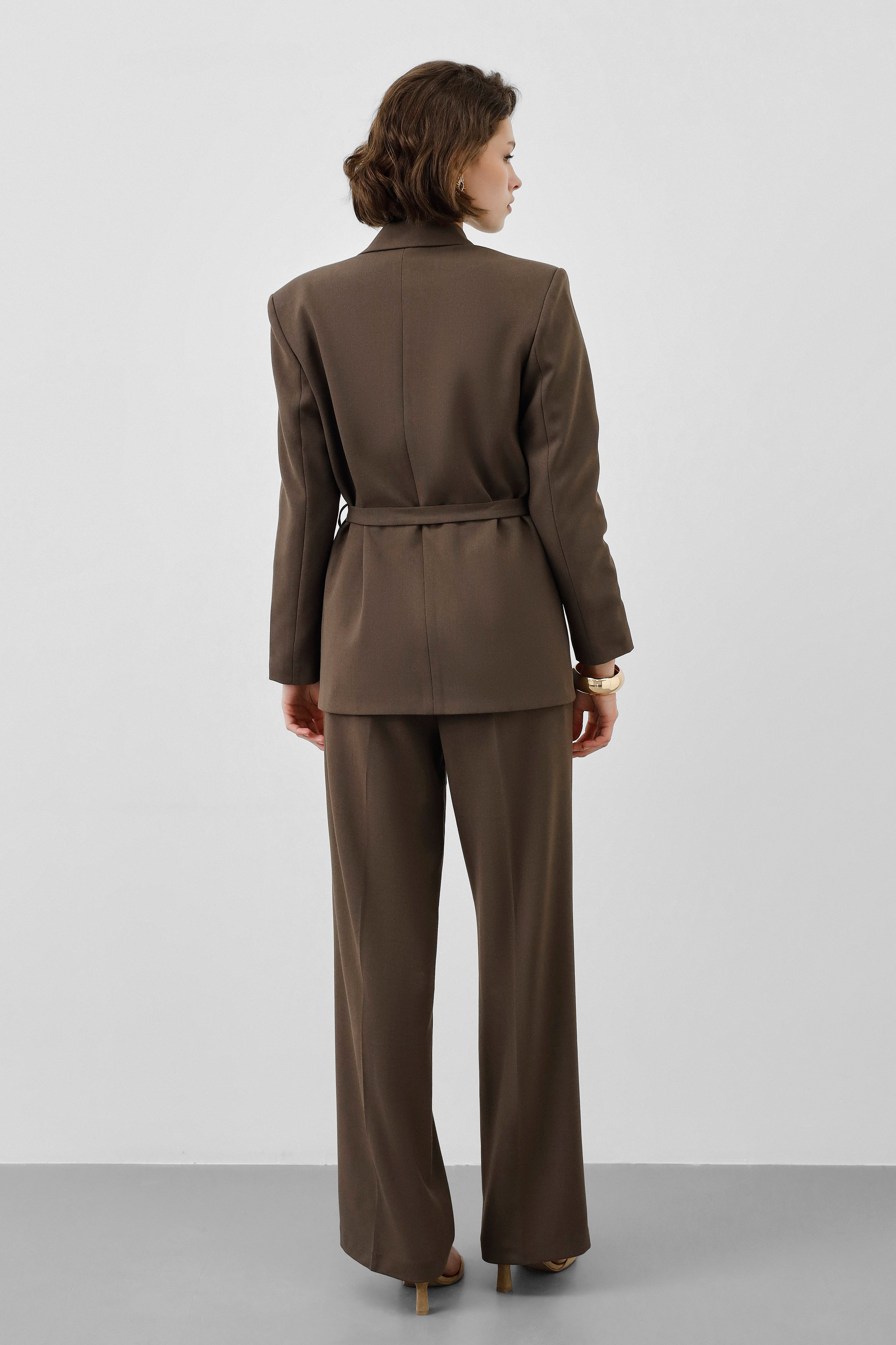 Ensemble Tailleur Taupe – Blazer Cintrée Ceinturée & Pantalon Fluide Taille Haute