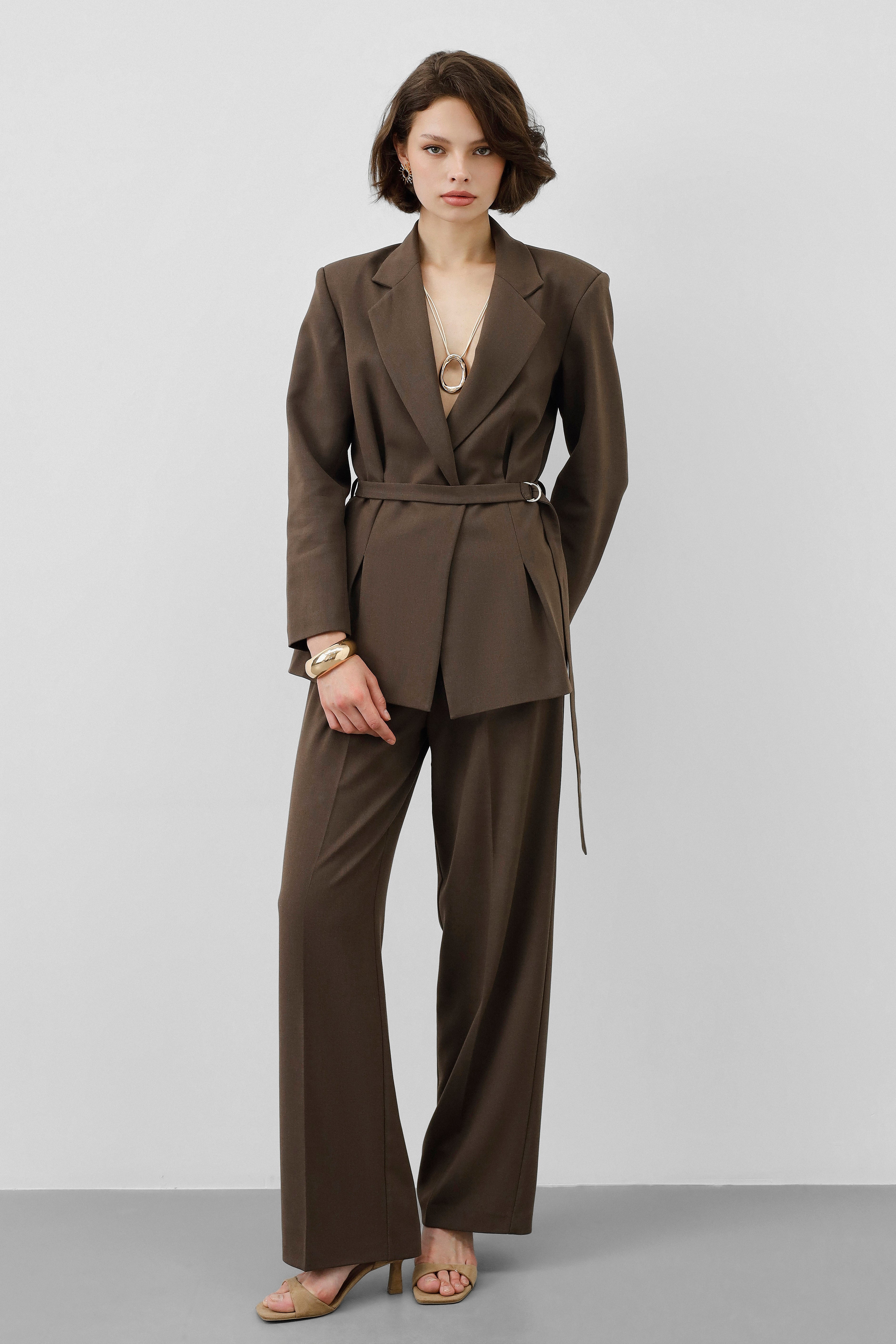 Ensemble Tailleur Taupe – Blazer Cintrée Ceinturée & Pantalon Fluide Taille Haute