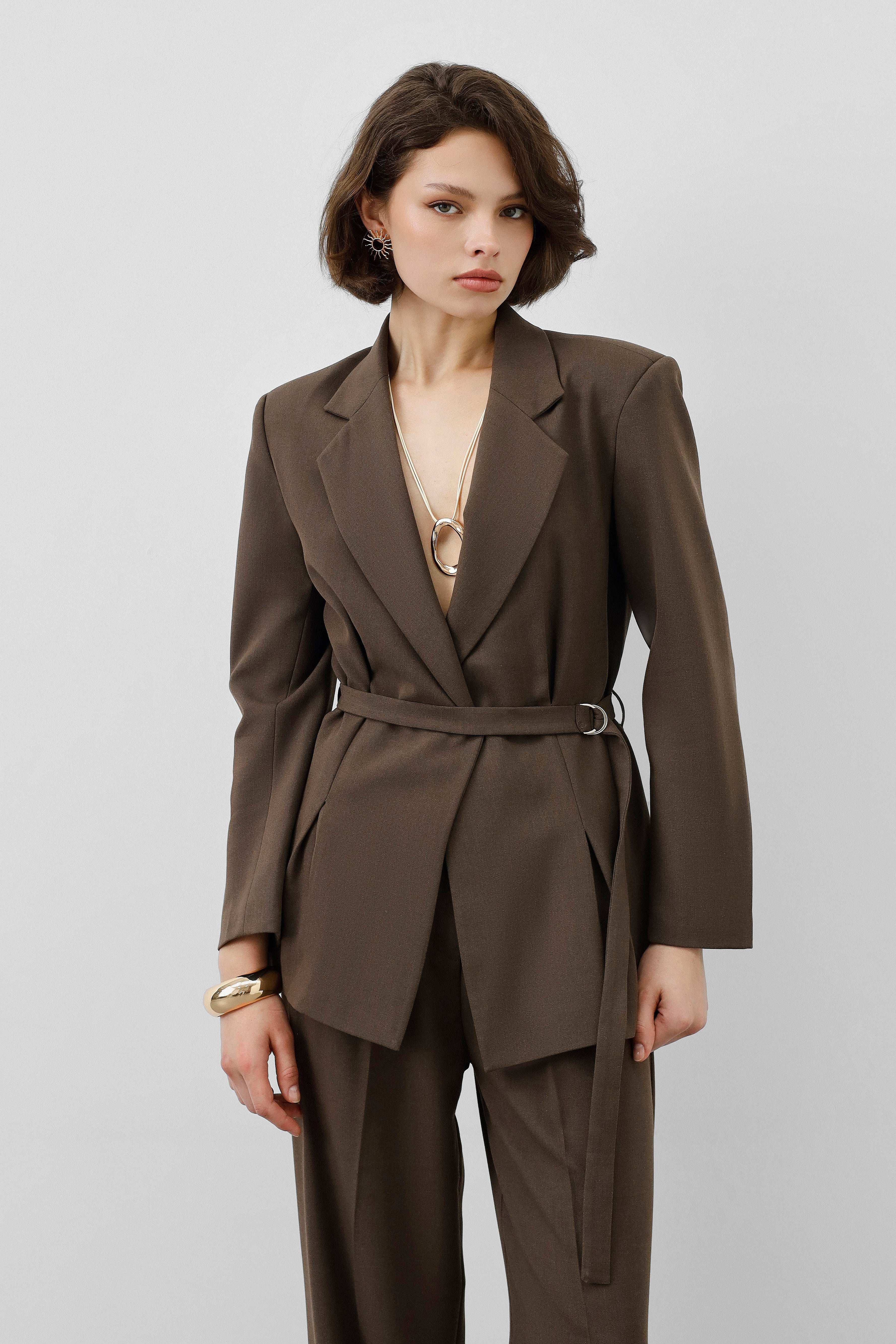 Ensemble Tailleur Taupe – Blazer Cintrée Ceinturée & Pantalon Fluide Taille Haute