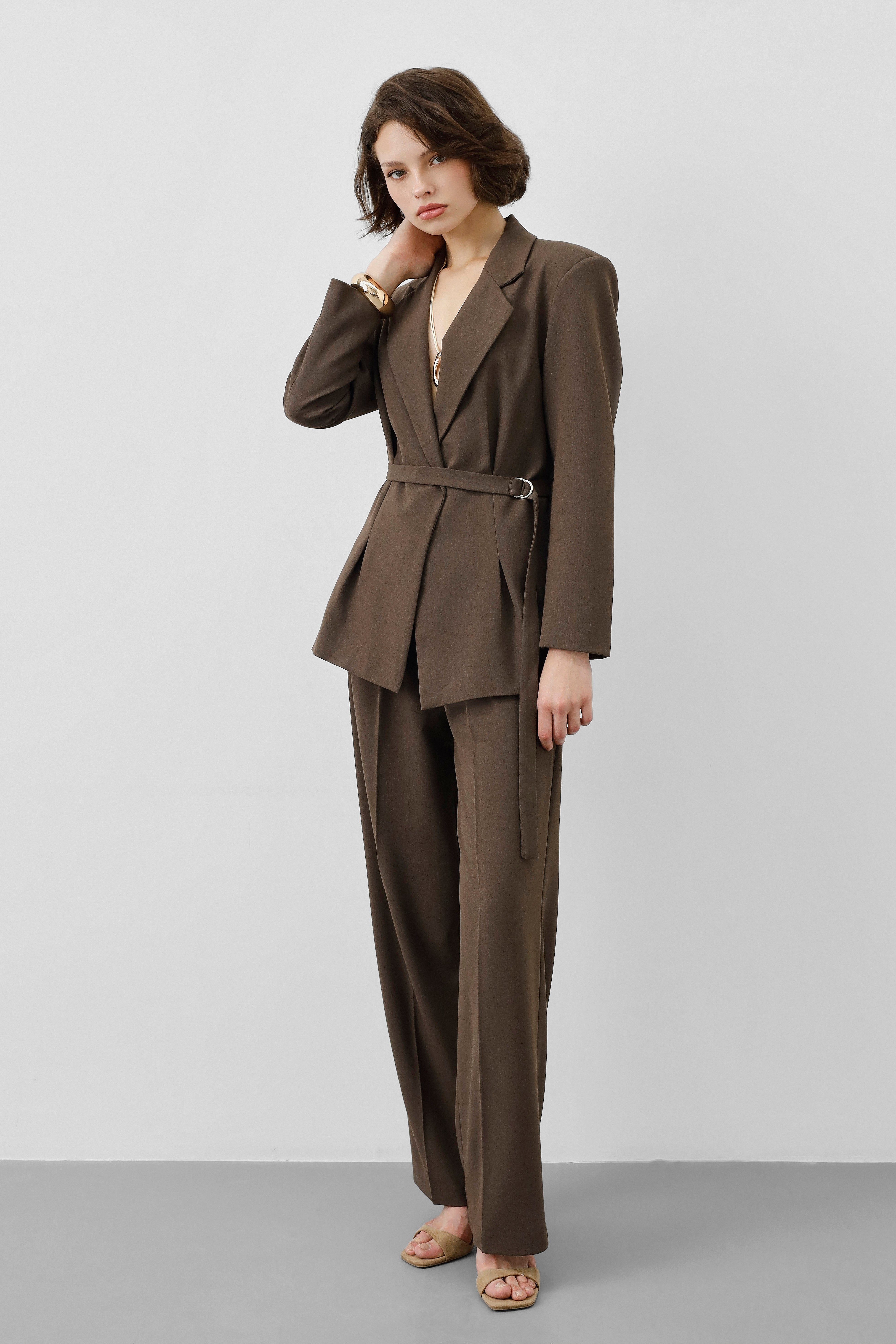 Ensemble Tailleur Taupe – Blazer Cintrée Ceinturée & Pantalon Fluide Taille Haute