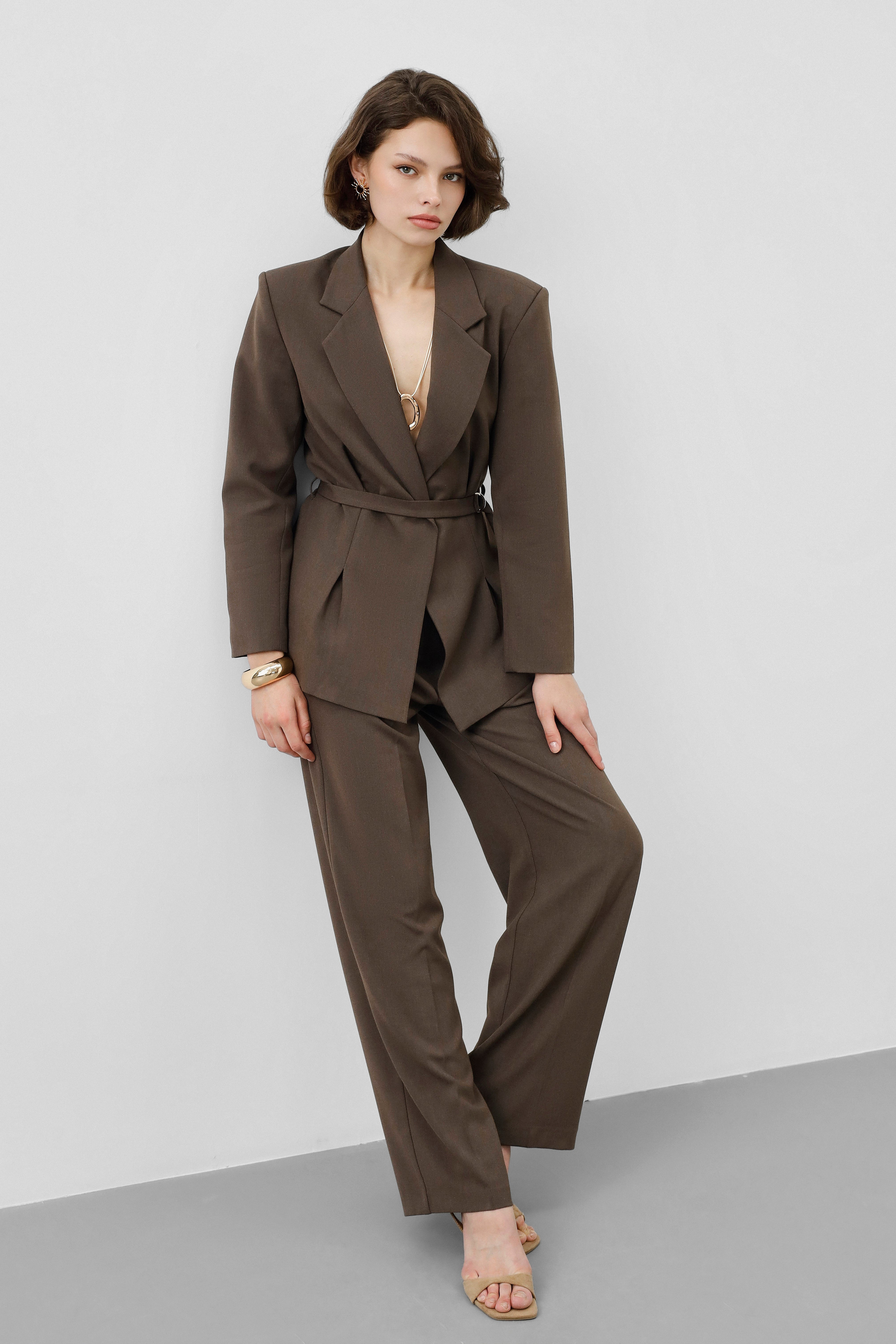 Ensemble Tailleur Taupe – Blazer Cintrée Ceinturée & Pantalon Fluide Taille Haute