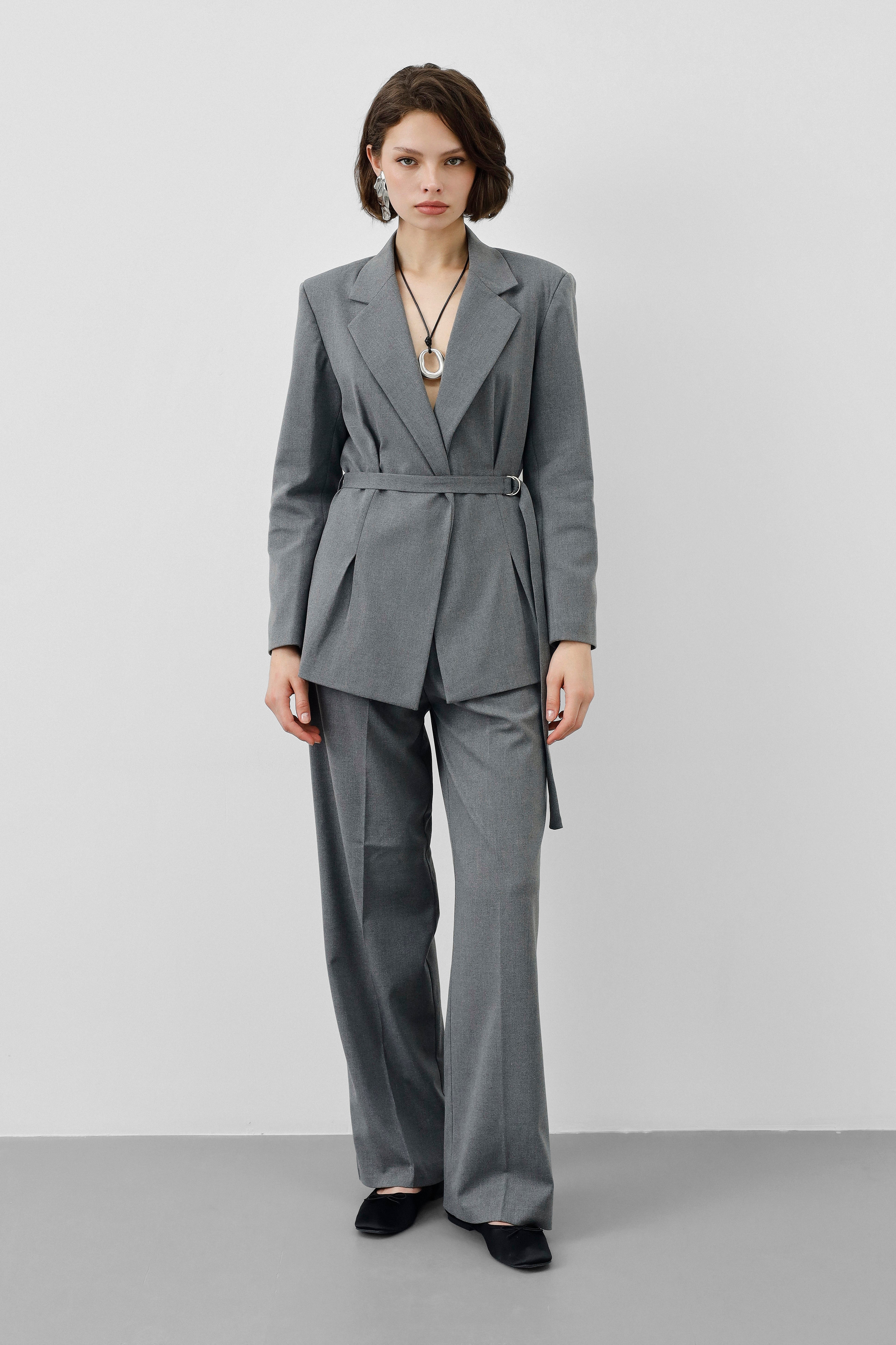 Ensemble Tailleur Gris Chiné – Blazer Cintrée Ceinturée & Pantalon Fluide Taille Haute