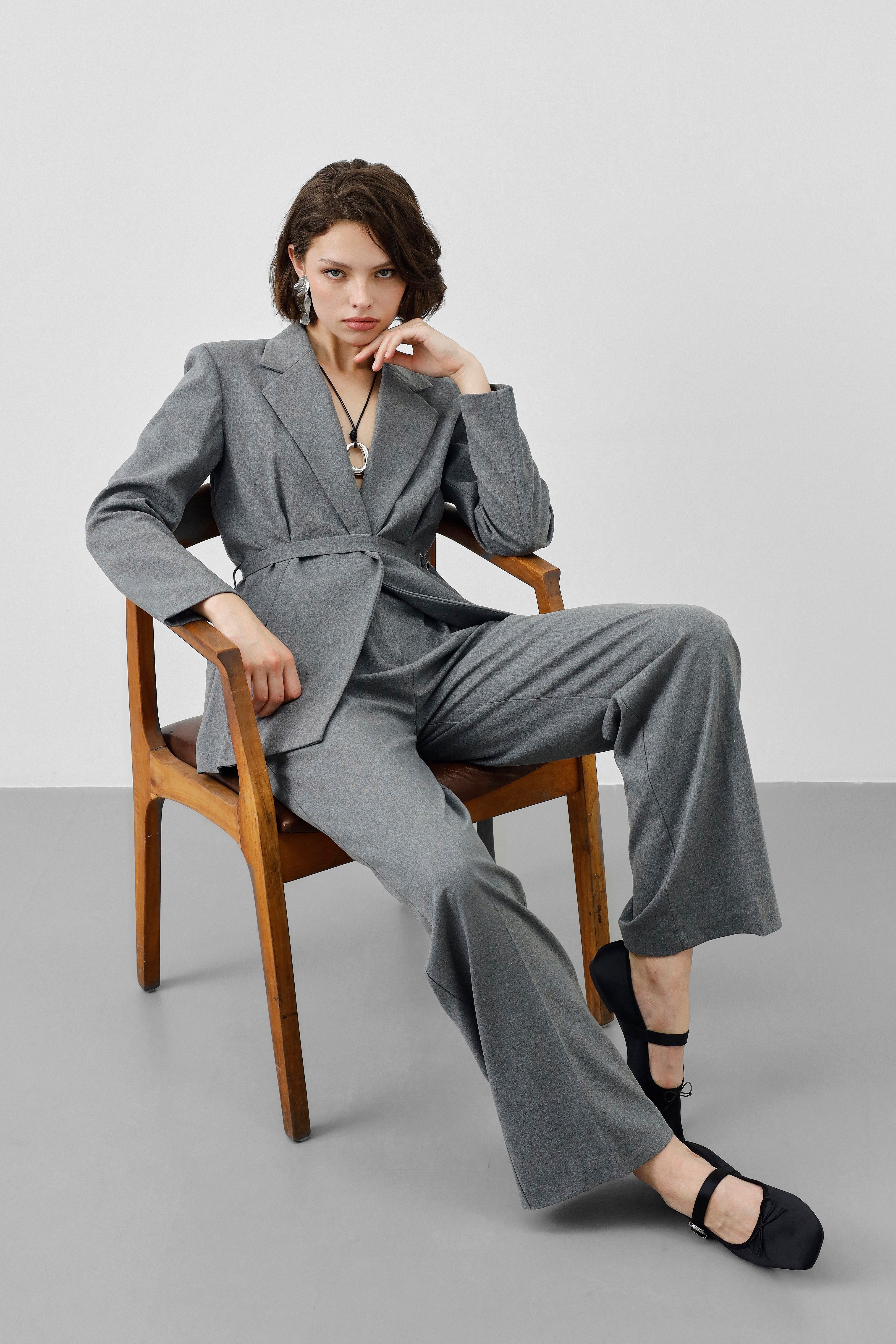 Ensemble Tailleur Gris Chiné – Blazer Cintrée Ceinturée & Pantalon Fluide Taille Haute