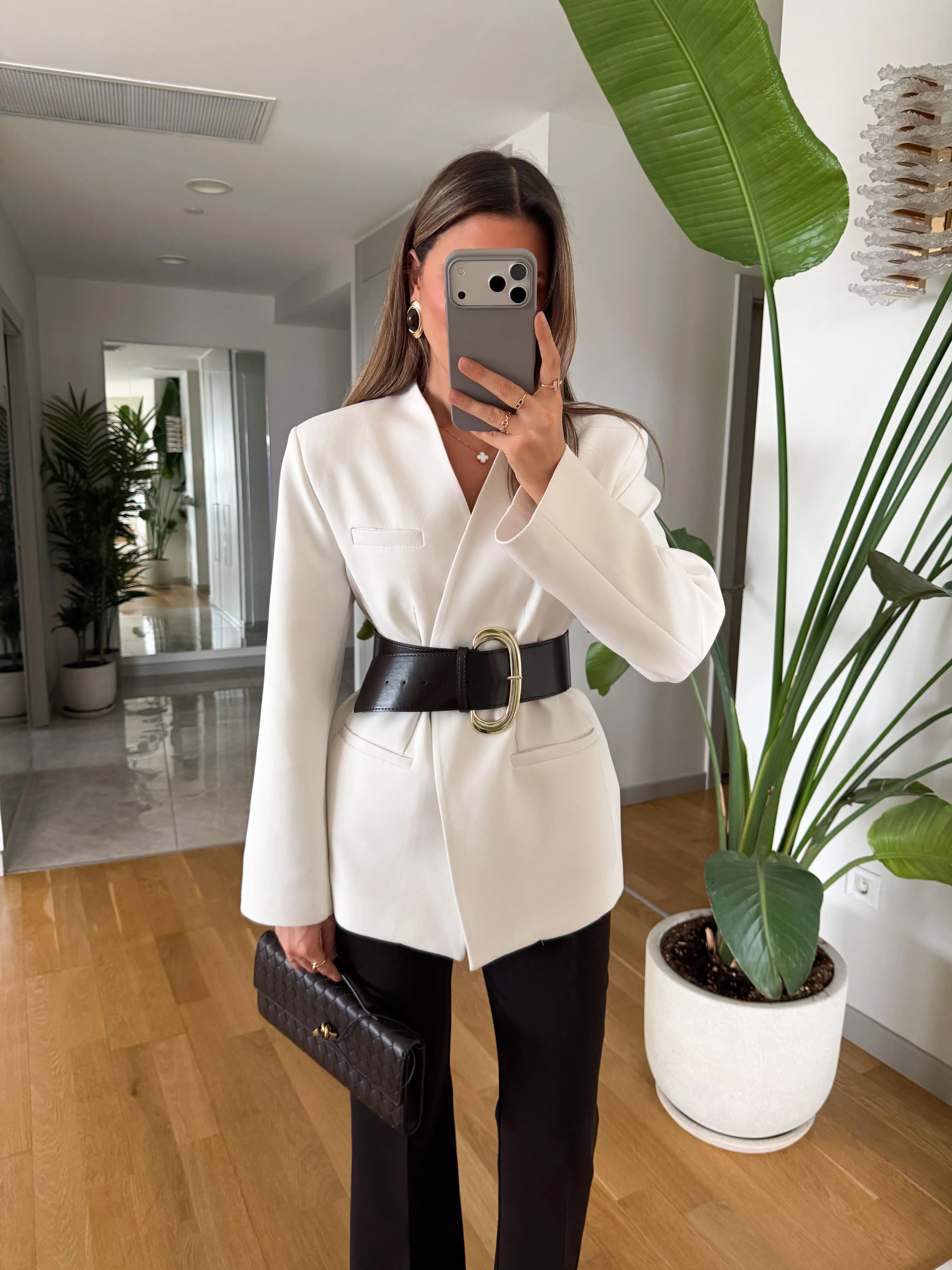 Blazer Élégance Impériale Ivoire femme, oversized, structuré, ceinture contrastante noire, épaules marquées