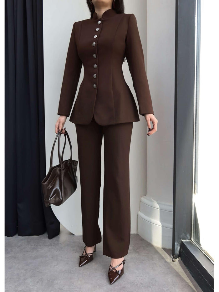 Ensemble Héritage femme espresso, tailleur veste structurée col officier avec boutons bijoux argentés et pantalon droit