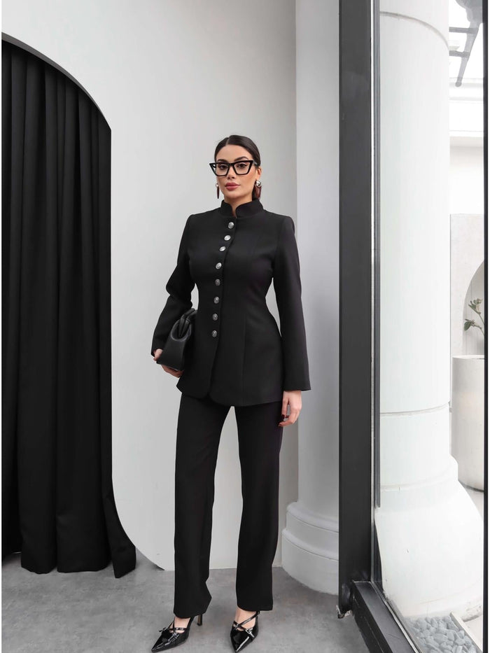 Ensemble Majesté Noire femme, tailleur veste cintrée col officier avec boutons bijoux argentés et pantalon droit