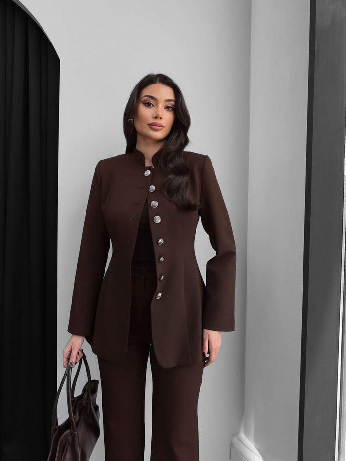 Ensemble Héritage femme espresso, tailleur veste structurée col officier avec boutons bijoux argentés et pantalon droit