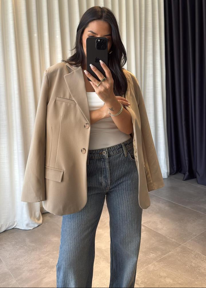 blazer femme, blazer oversize, veste beige femme, blazer tendance, mode femme, vêtement femme, chic décontracté, veste de bureau femme, Stockholm.ma, tenue professionnelle, style moderne, blazer long, veste printemps, veste automne, élégance féminine.