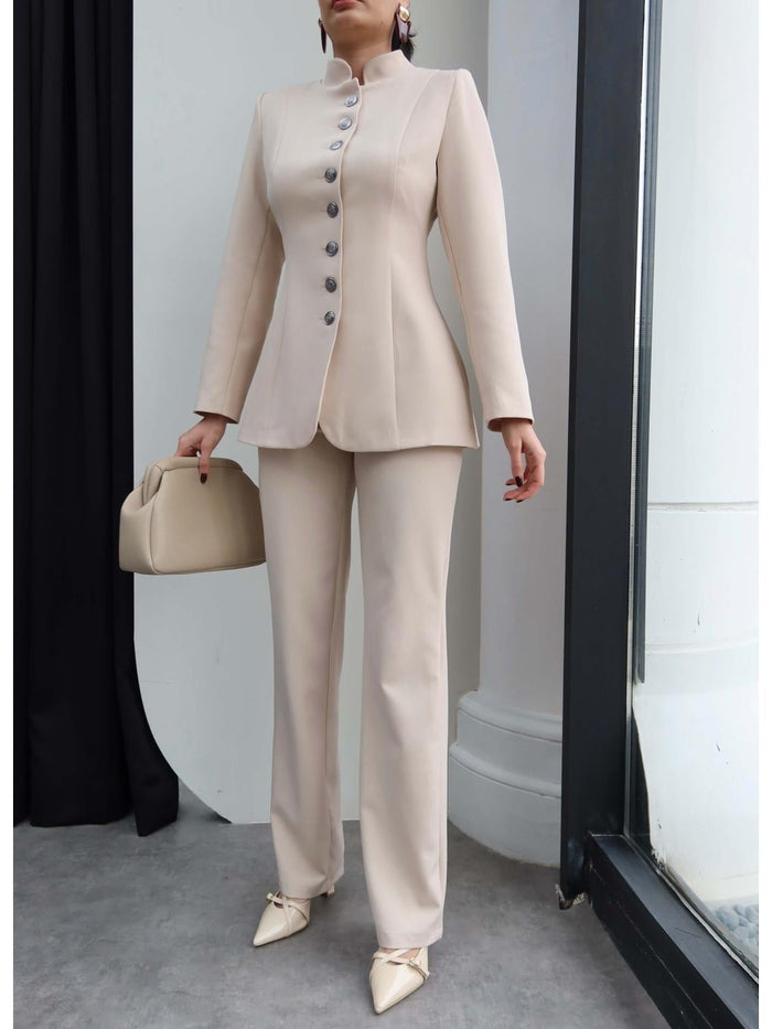 Ensemble Impérial femme, tailleur veste cintrée col officier avec boutons bijoux et pantalon droit