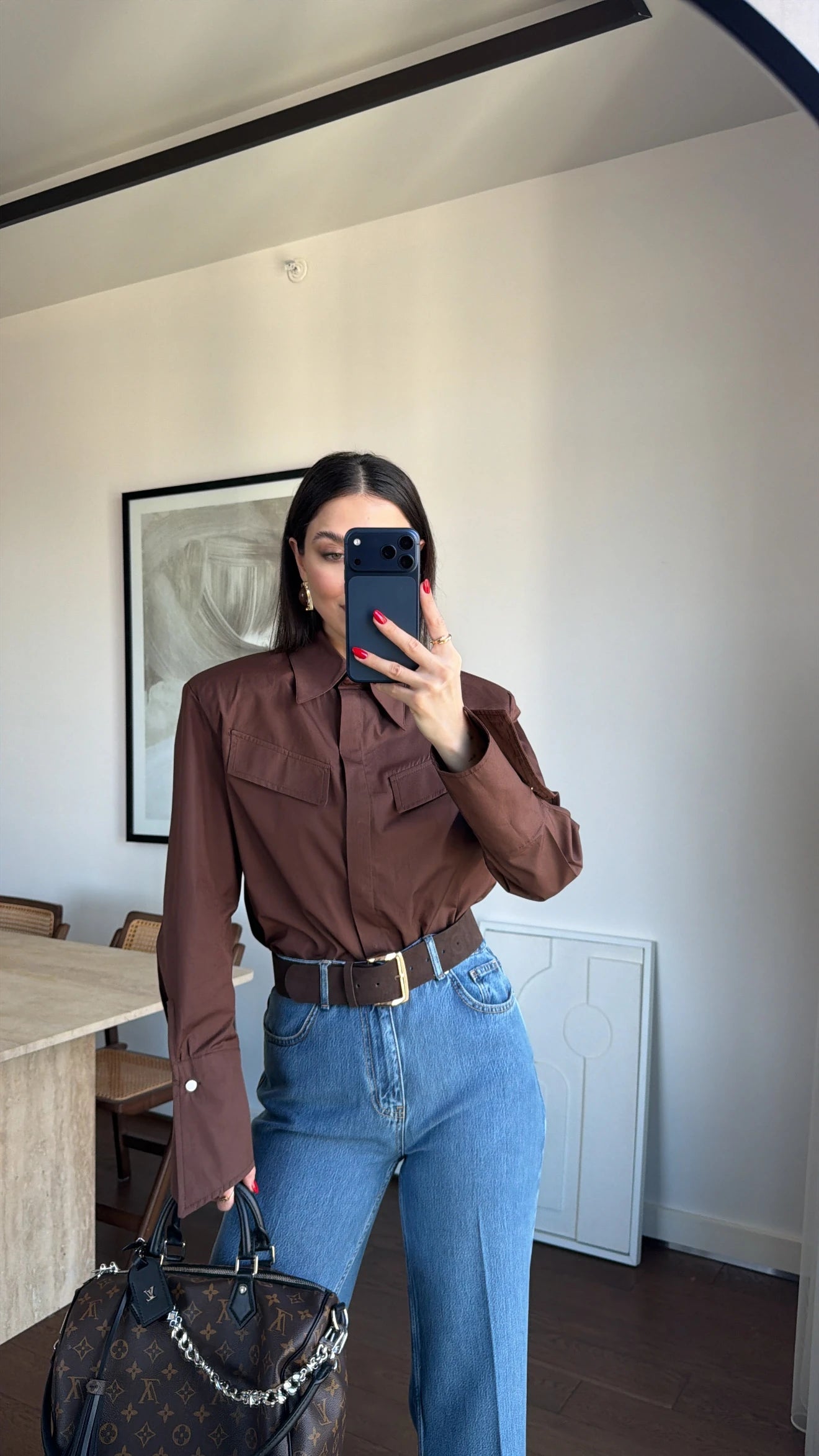 Chemise Victoria femme chocolat signature, coupe structurée, grandes poches poitrine, col élégant