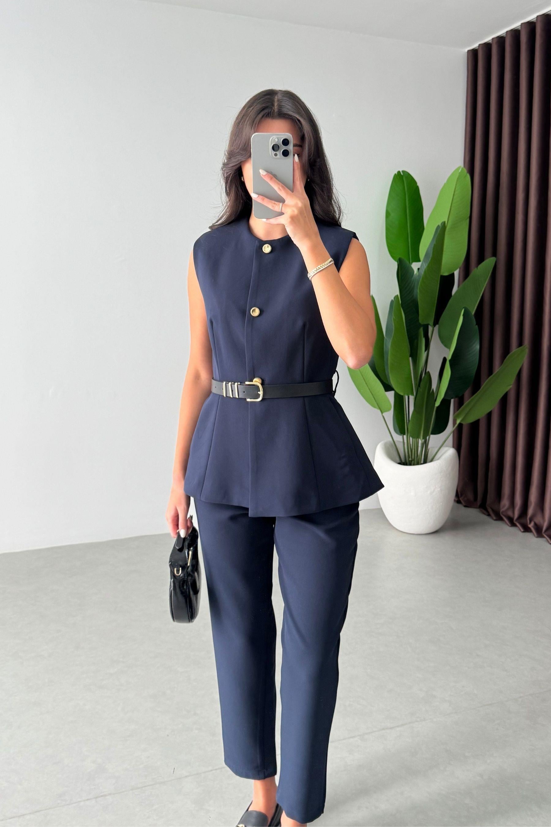 Ensemble Victoria Minuit femme, gilet structuré sans manches, pantalon cigarette, bleu nuit intense, boutons bijoux dorés, ceinture fine