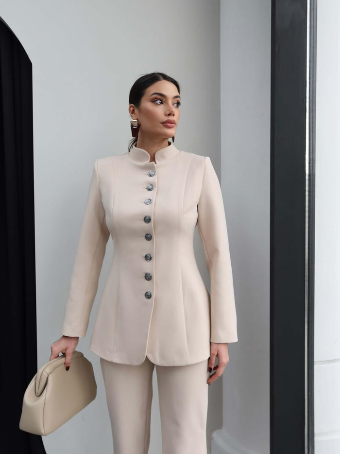 Ensemble Impérial femme, tailleur veste cintrée col officier avec boutons bijoux et pantalon droit