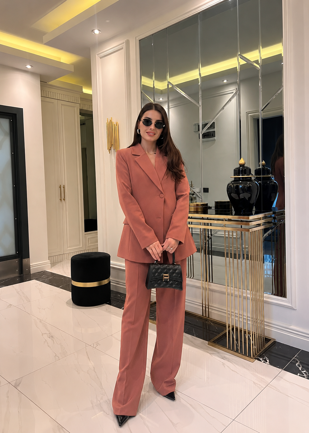 Ensemble tailleur femme Terracotta, veste blazer structurée, pantalon wide leg, style chic et minimaliste