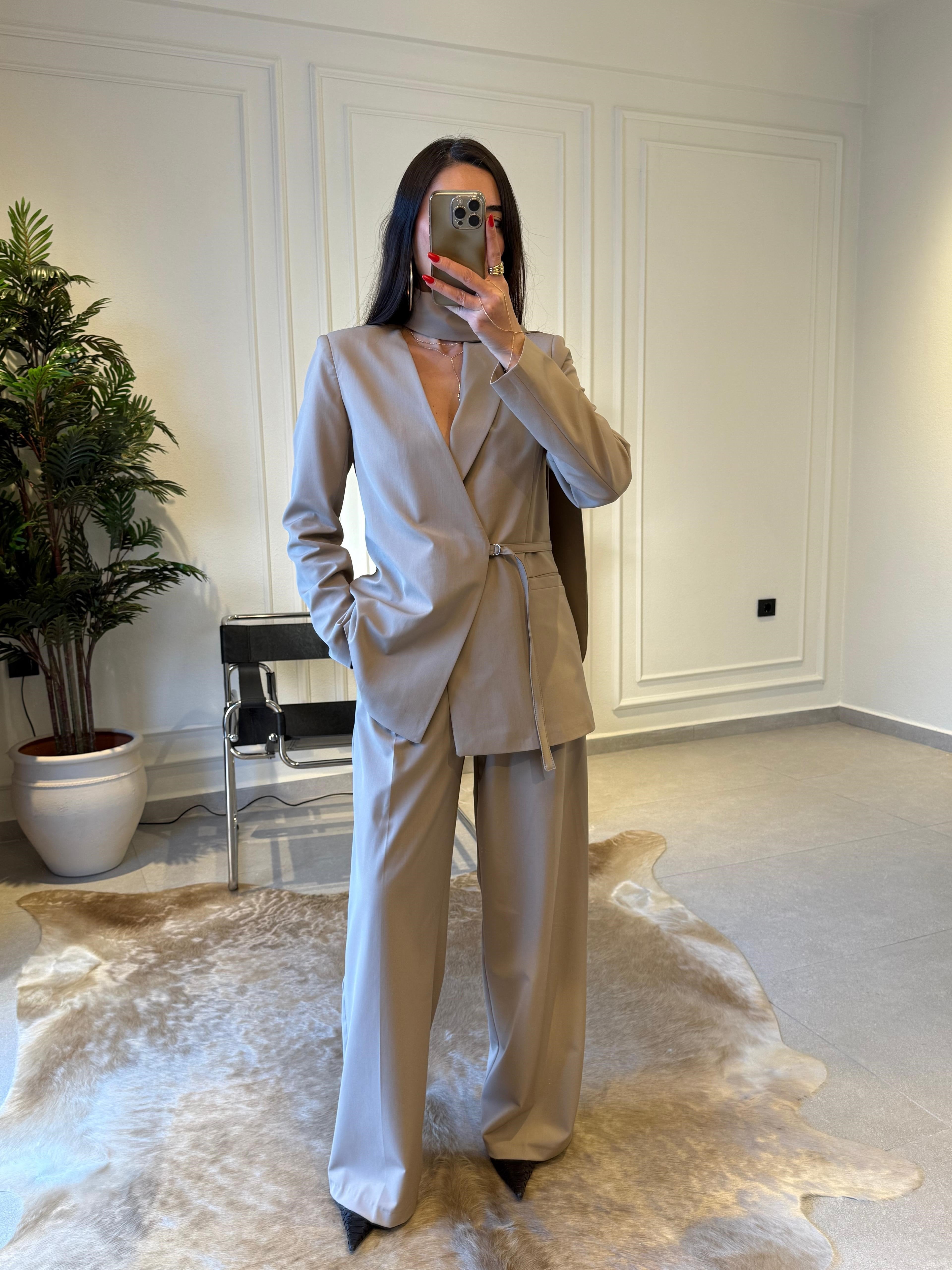 Ensemble tailleur femme Sable Signature, veste asymétrique à nouer, pantalon wide leg, style chic et minimaliste