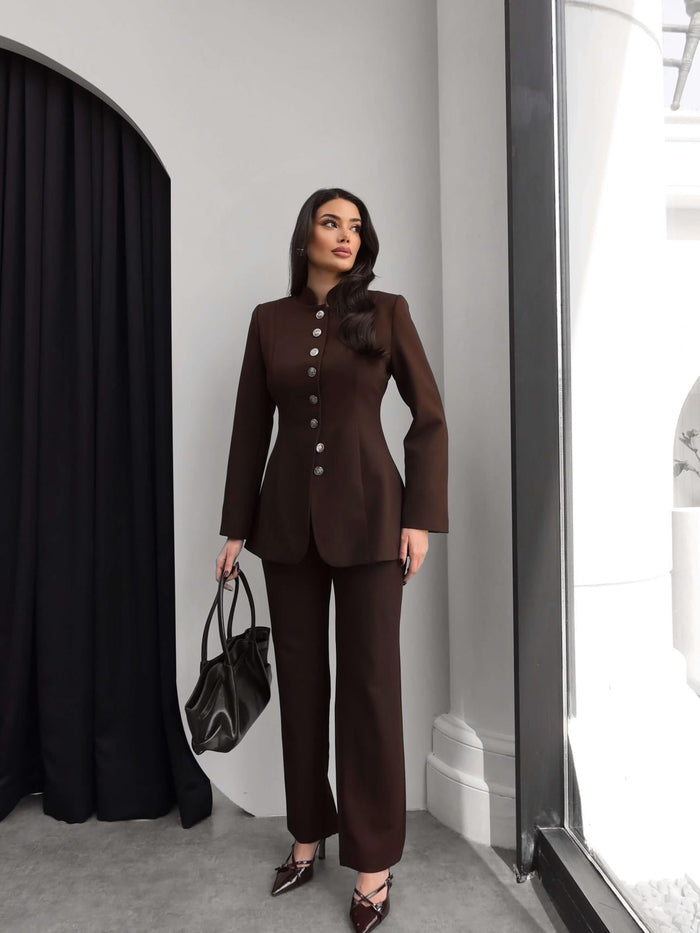 Ensemble Héritage femme espresso, tailleur veste structurée col officier avec boutons bijoux argentés et pantalon droit