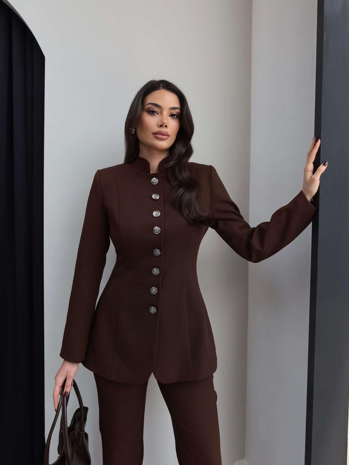Ensemble Héritage femme espresso, tailleur veste structurée col officier avec boutons bijoux argentés et pantalon droit