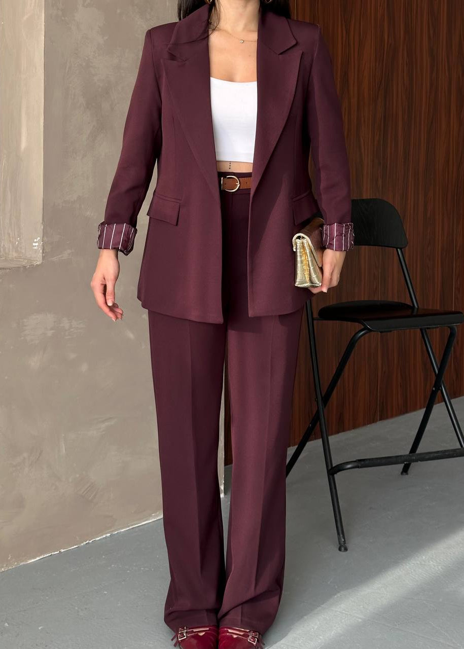 Marque/Produit : tailleur pantalon femme, ensemble blazer pantalon, costume femme, deux pièces femme, tailleur bleu marine, blazer rayé, pantalon droit.
Style/Esthétique : élégant, chic, professionnel, moderne, sophistiqué, business, formel, intemporel.