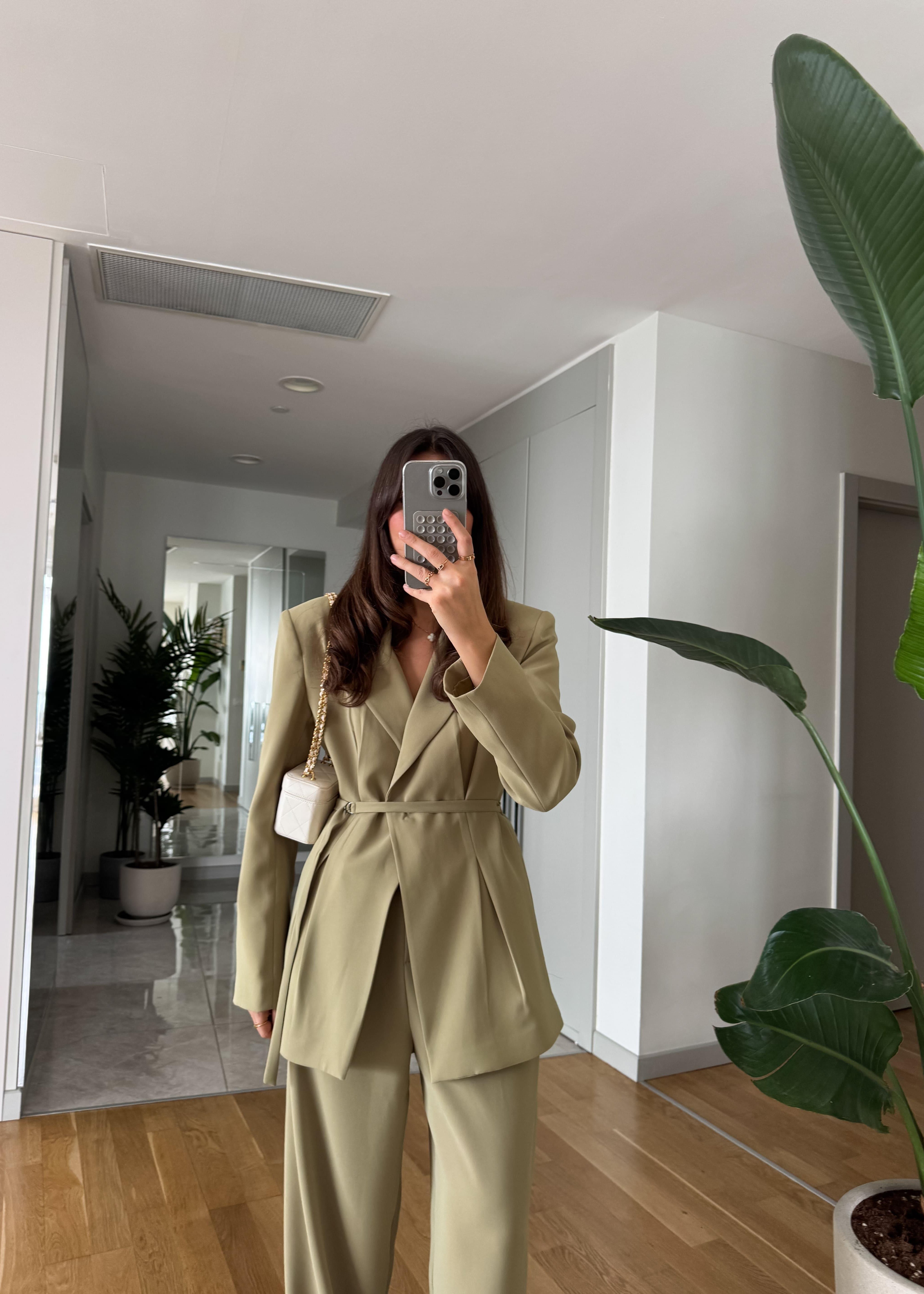 Découvrez l'incarnation de l'audace et de l'élégance avec notre Ensemble Tailleur "Éclat Kaki Clair", une pièce maîtresse sophistiquée conçue pour la femme moderne qui ne craint pas de se démarquer. Cet ensemble complet, composé d'un blazer raffiné et d'un pantalon fluide, est taillé pour affirmer votre présence avec une touche de luxe et de confiance.
Le Blazer "Impact Kaki Clair" :
Ce blazer structuré est la pièce maîtresse de l'ensemble. Sa coupe ajustée et élégante est mise en valeur par un col à rever