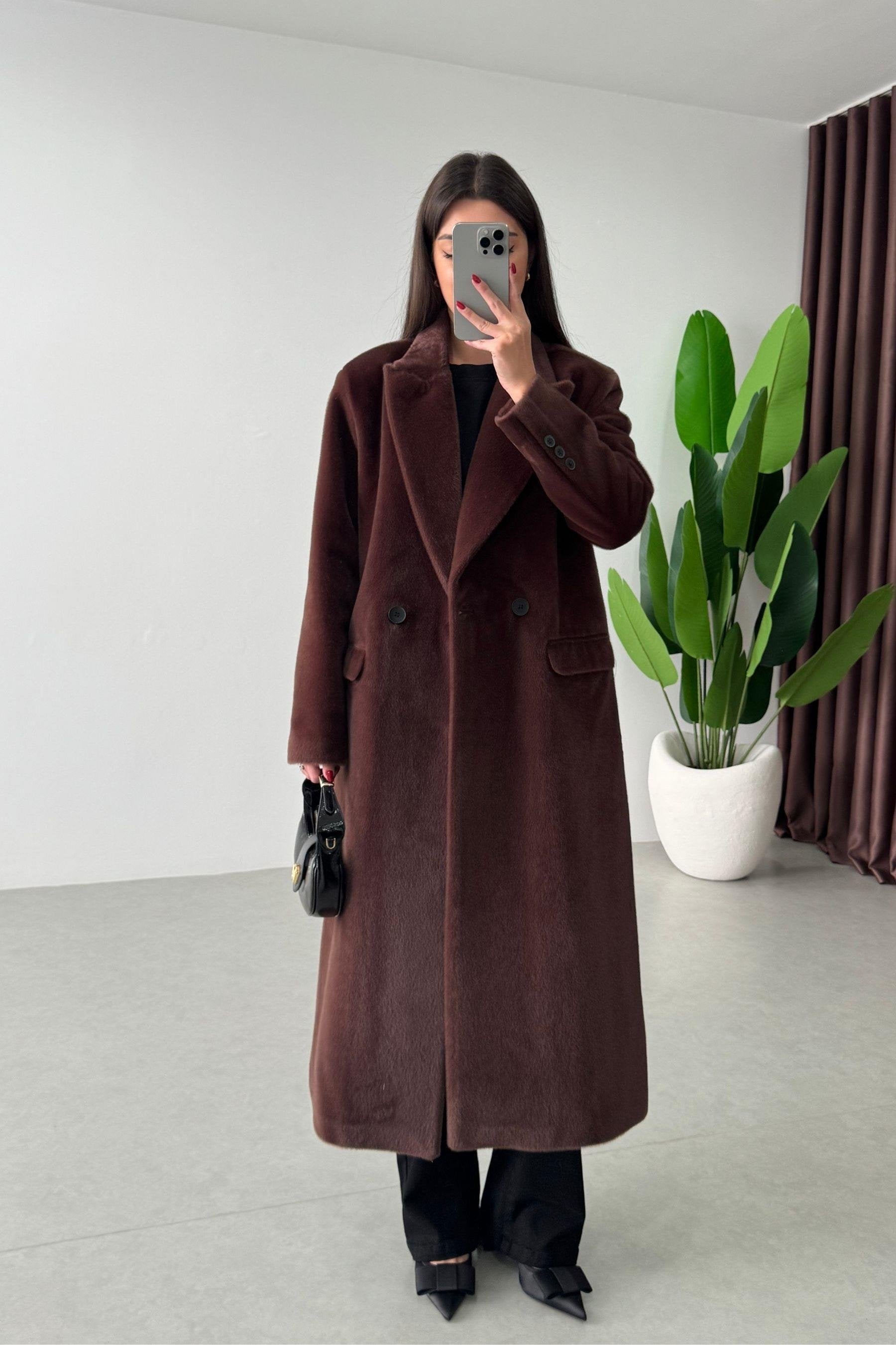 Type de produit : Manteau fausse fourrure, manteau long femme, manteau d'hiver, veste fausse fourrure, pardessus femme.
Style : Élégant, chic, luxueux, cosy, moderne, tendance, hivernal, sophistiqué, décontracté chic.
Couleur : Marron foncé, chocolat, brun, uni.
Caractéristiques : Fausse fourrure douce, col à revers large, coupe droite, longueur midi (ou longue), boutonnage croisé, poches latérales, doublure chaude (à confirmer si c'est le cas), oversize (si c'est le cas).
Matière : Fausse fourrure, polyest