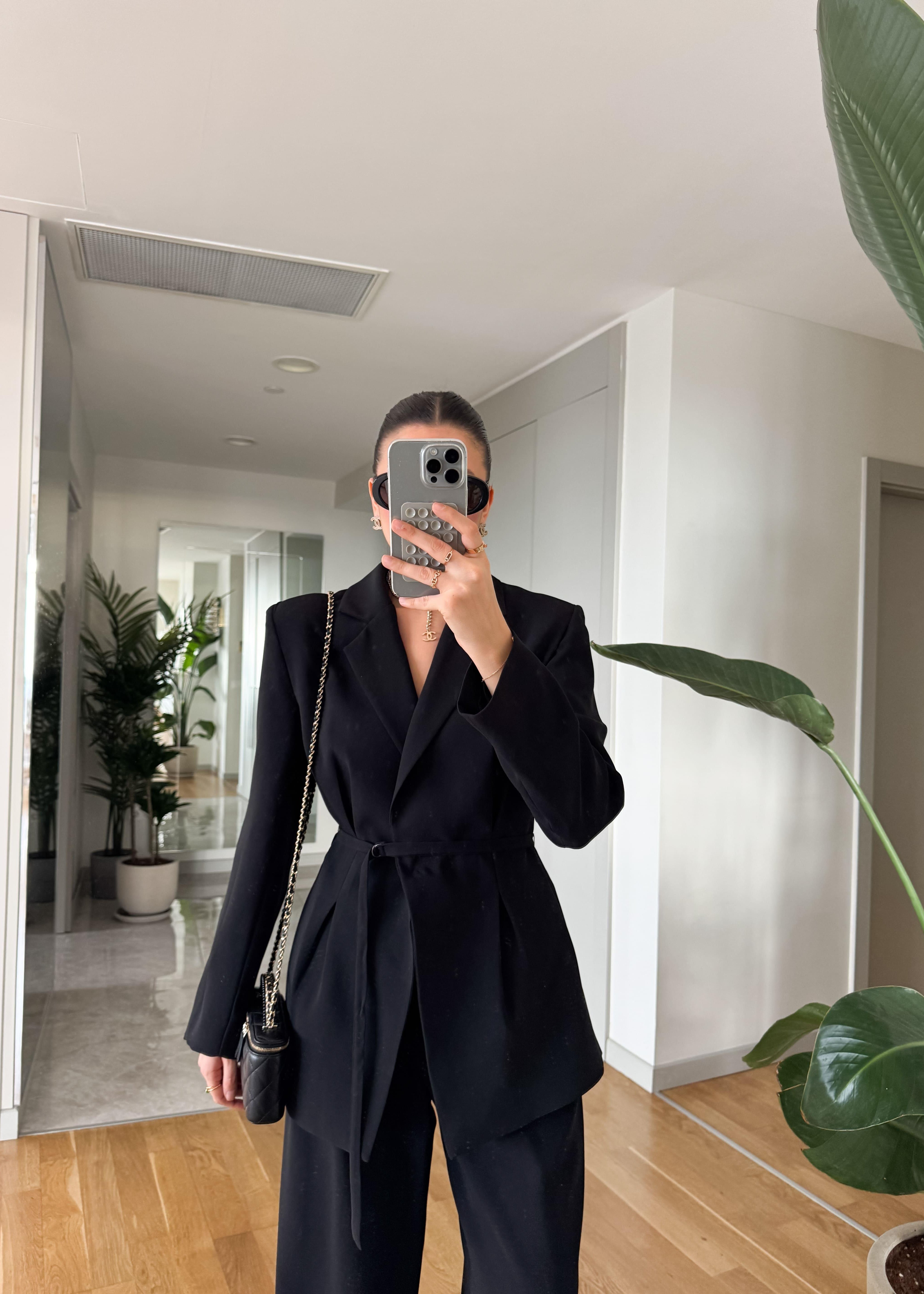 Ensemble Tailleur Noir – Blazer Cintrée Ceinturée & Pantalon Fluide Taille Haute
