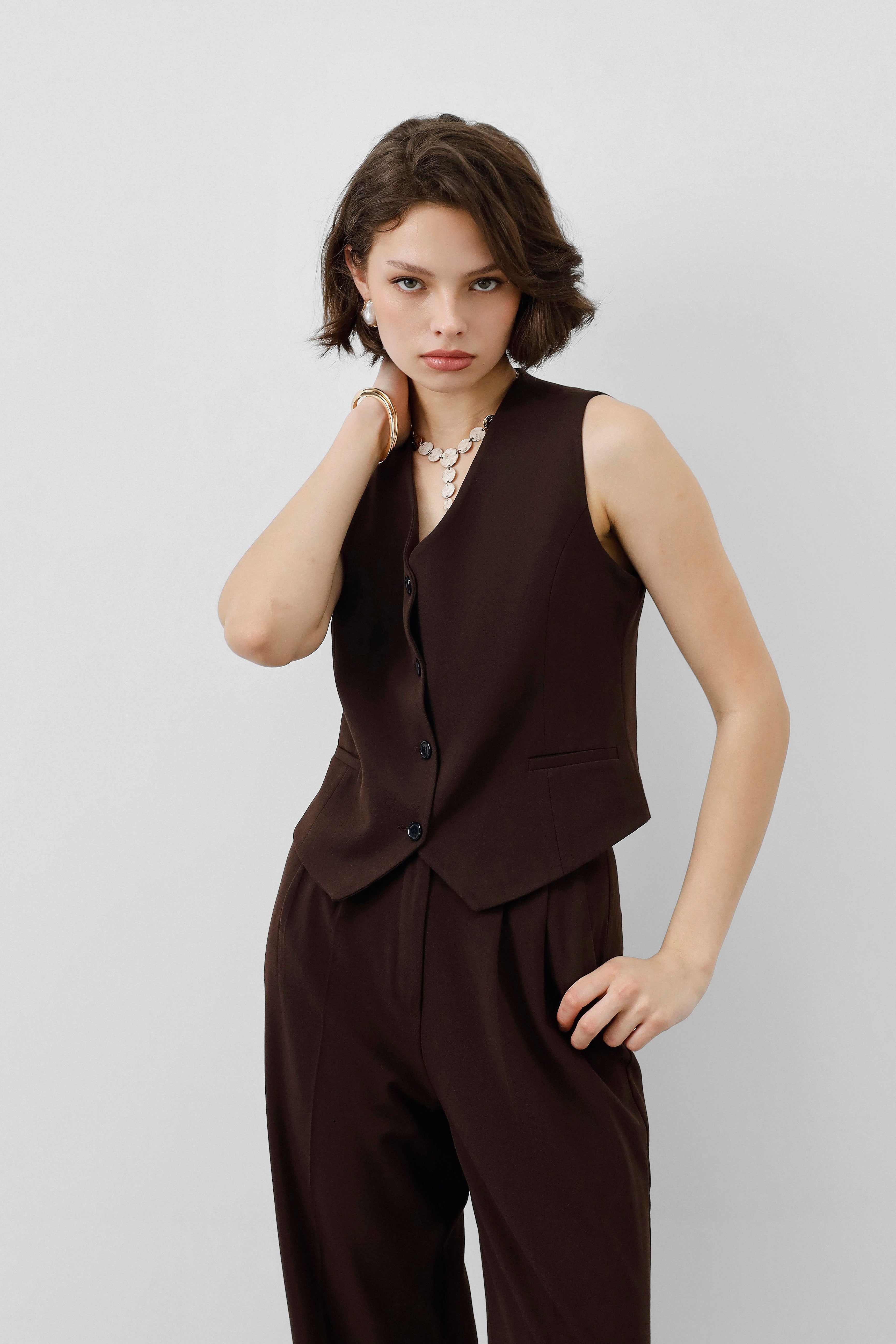 Ensemble Stockholm Cacao Élégance femme, 3 pièces, blazer structuré, gilet ajusté, pantalon fluide, marron cacao, élégant, tailoring