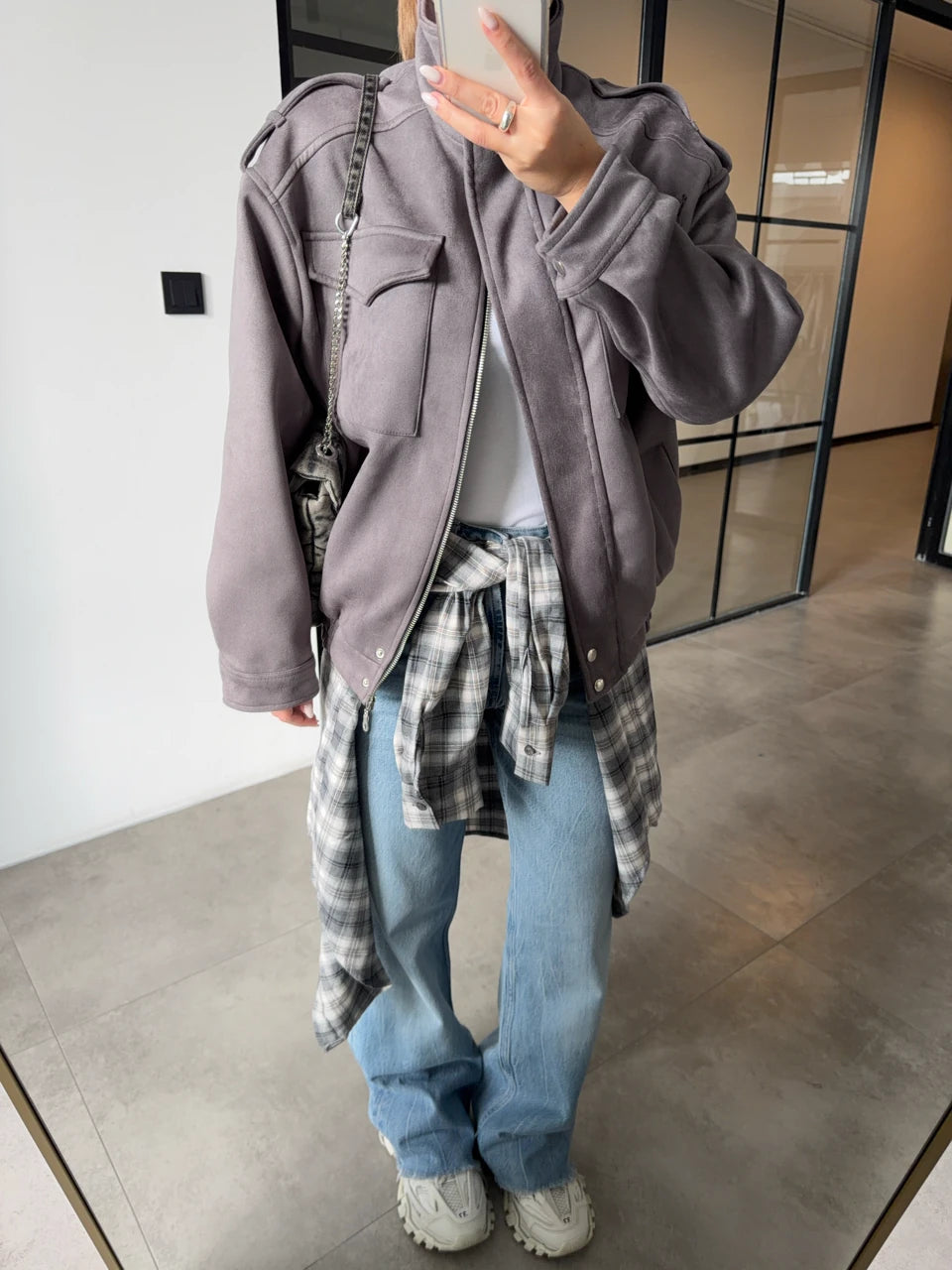 Marque/Produit : Blouson femme, bomber femme, veste simili cuir, veste marron, veste col montant, blouson motard (si les détails s'y prêtent).
Style/Esthétique : Moderne, urbain, casual chic, edgy, décontracté, tendance, streetwear, masculin-féminin.