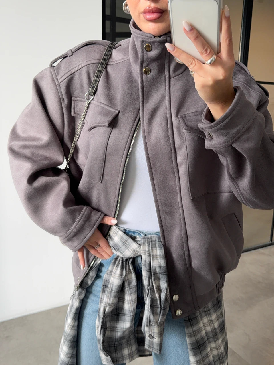 Marque/Produit : Blouson femme, bomber femme, veste simili cuir, veste marron, veste col montant, blouson motard (si les détails s'y prêtent).
Style/Esthétique : Moderne, urbain, casual chic, edgy, décontracté, tendance, streetwear, masculin-féminin.