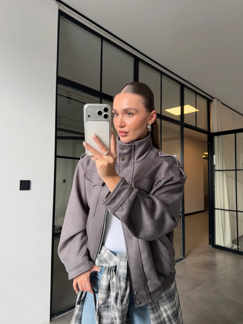 Marque/Produit : Blouson femme, bomber femme, veste simili cuir, veste marron, veste col montant, blouson motard (si les détails s'y prêtent).
Style/Esthétique : Moderne, urbain, casual chic, edgy, décontracté, tendance, streetwear, masculin-féminin.