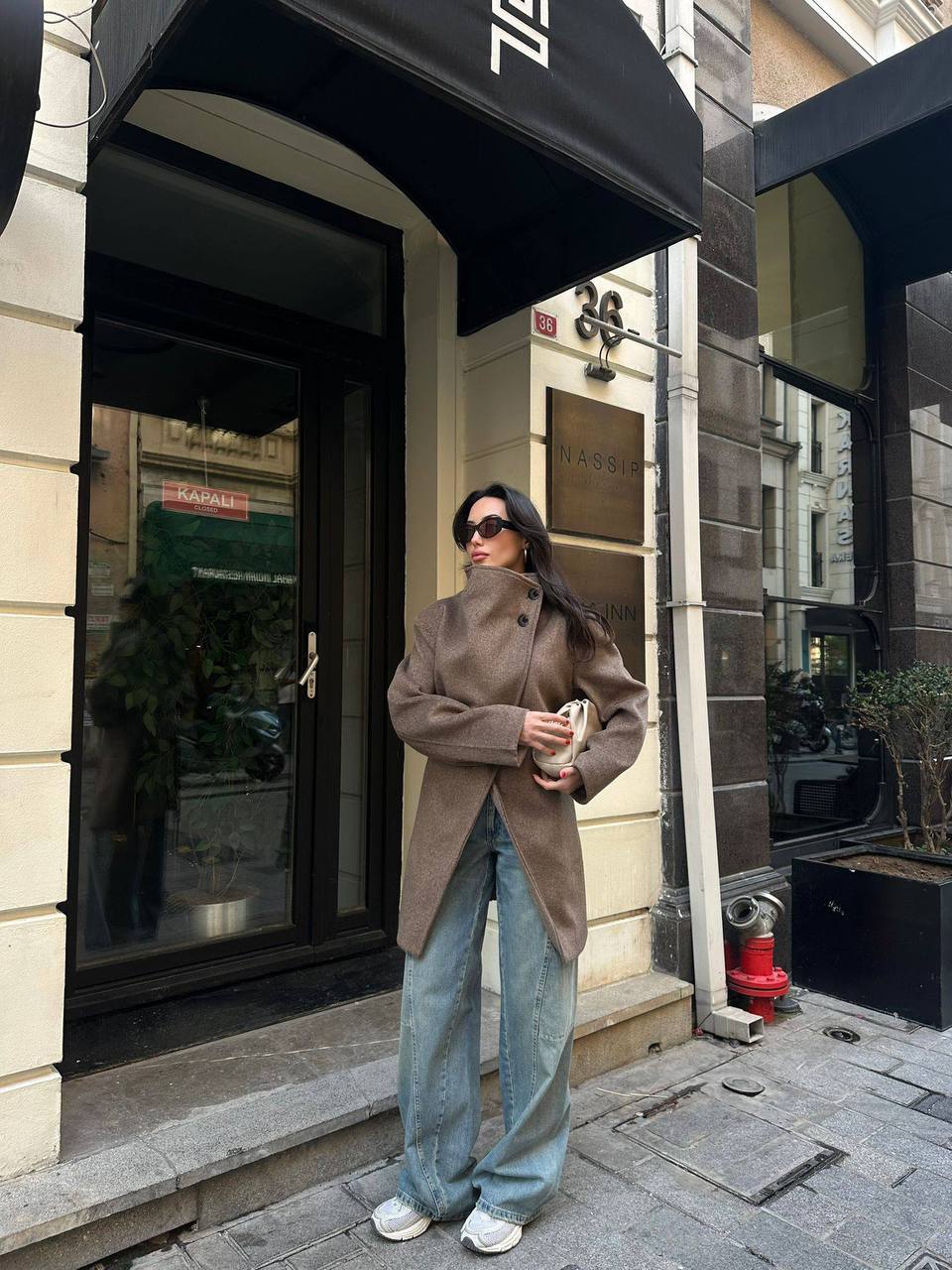 Type de produit : Manteau court femme, manteau mi-long, veste asymétrique, pardessus femme, manteau d'hiver.
Style : Moderne, chic, élégant, tendance, urbain, décontracté chic, contemporain, minimaliste.
Couleur : Marron taupe, marron grisé, grège, couleur neutre.
Caractéristiques : Col montant, coupe asymétrique, fermeture croisée/portefeuille, tissu texturé, manches longues, sans col (si le col montant est la principale caractéristique du cou), boutons décoratifs (si apparents).
Matière (supposée) : Laine