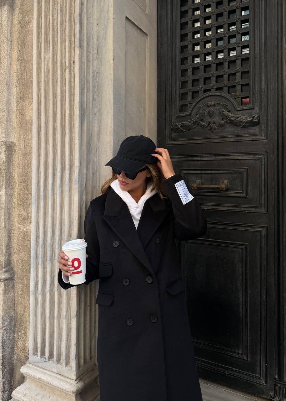 manteau long femme, manteau laine noire , manteau droit femme, manteau hiver femme, élégance minimaliste, manteau double boutonnage, mode femme hiver, Stockholm.ma, vêtement femme, manteau classique, gris chiné, look urbain chic, chic intemporel, manteau automne femme.